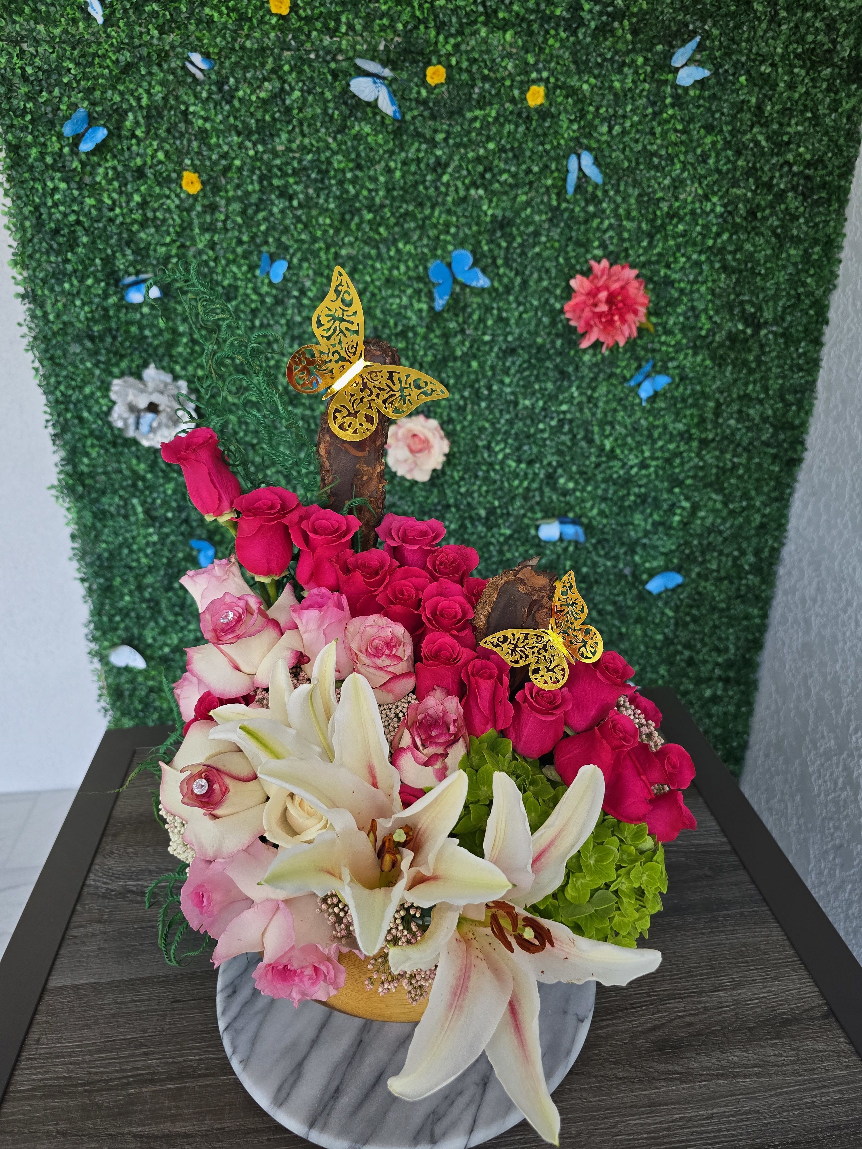 Woody Floral Arrangement - Natural Elegance with Rustic Charm  Rooted in nature and styled with care, our Woody Arrangement features fresh blooms set in a beautifully crafted wooden base. This design blends floral beauty with earthy textures, creating a warm and organic look that’s perfect for homes, offices, or special events.  Whether it’s soft neutrals or rich seasonal colors, each arrangement is tailored to reflect natural harmony and quiet sophistication.   Delivery available 