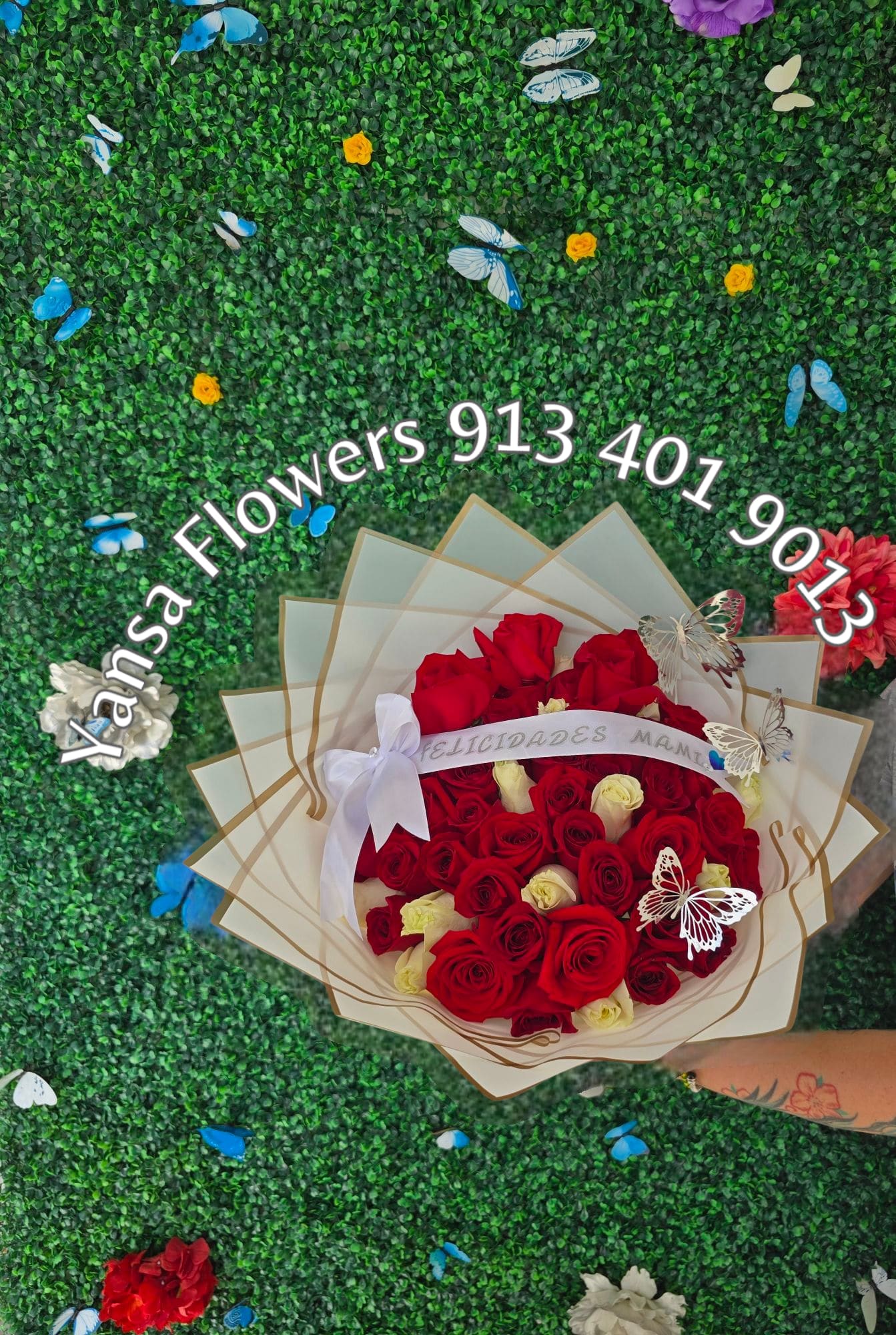 25 Mixed Bouquet - Petite, Bold, and Full of Style  A smaller size, same fierce attitude. Our Small Buchón Bouquet brings the iconic luxury and boldness of the buchón style in a refined, more intimate version. Designed with premium roses and elegant wrapping, it’s the perfect statement for everyday glamour or a powerful surprise.  Perfect for birthdays, love notes, or “just because” moments — when you want to impress without going over the top.   Delivery available  Small in size. Big in style. Always Buchón. 
