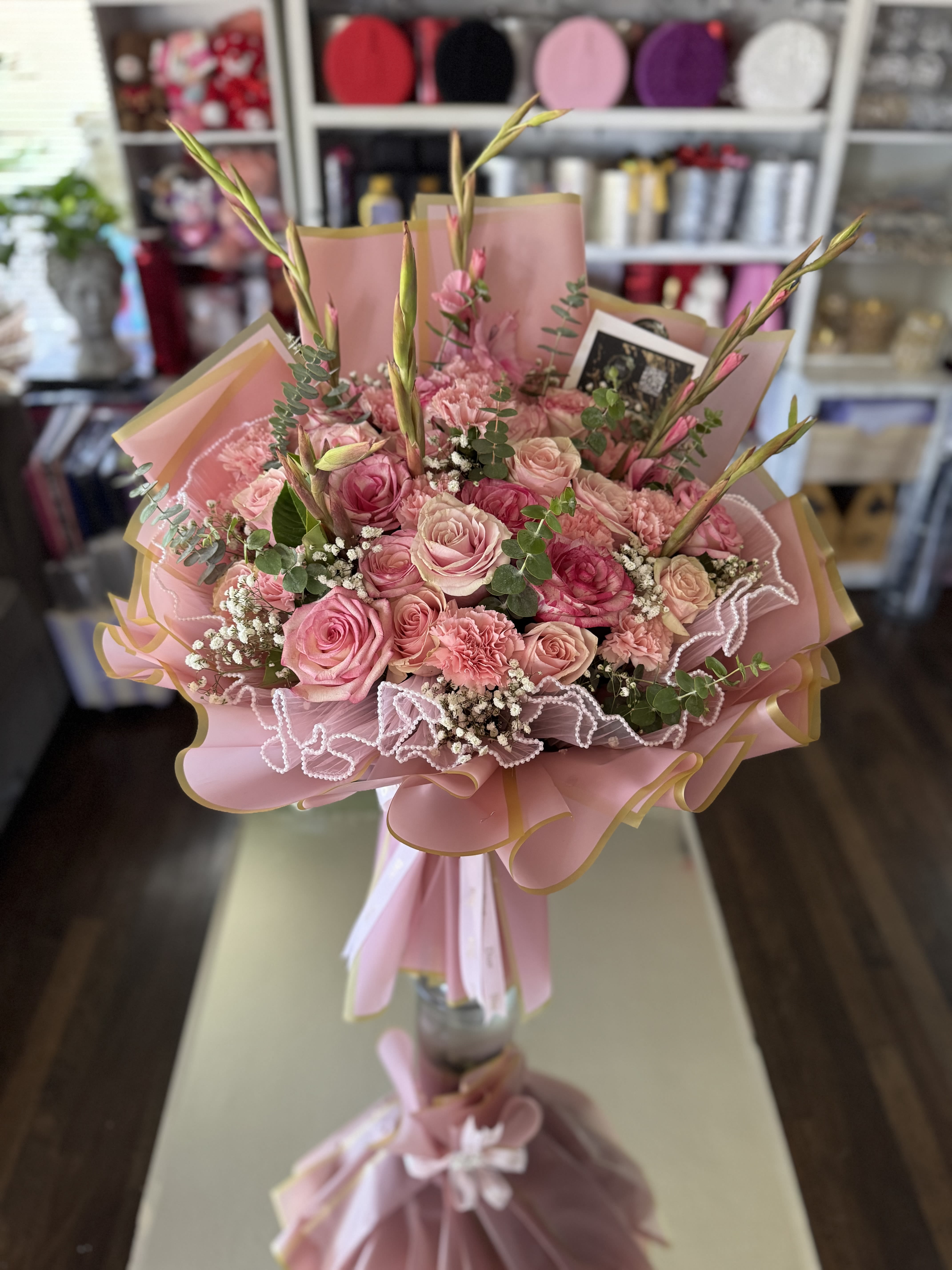 For my princess Bouquet For my princess Bouquet - This beautiful bouquet is inspired by your delicate and sweet girl, consisting of roses in shades, light pink, in 2 shades, cotton candy carnations, gladiolas, touches of baby's breath and eucalyptus to give the aromatic touch, pastel pink wrap and bow with crystal brooch detail as a final touch, available every day.