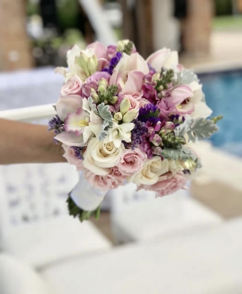 innovative bridal bouquet - A beautiful bridal bouquet with a wide variety of flowers of the best quality. This bouquet is so elegant and perfect for your wedding.