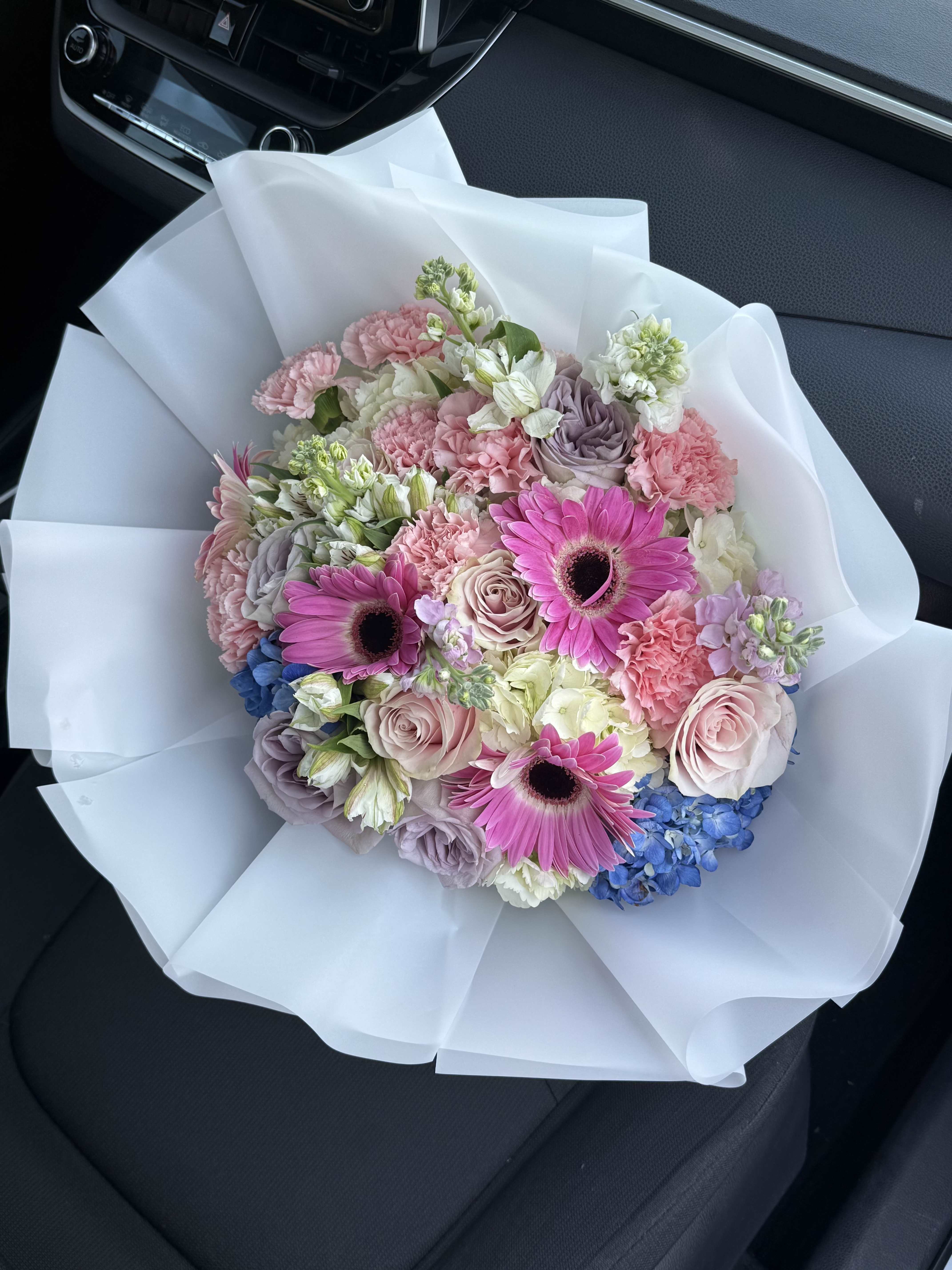 color essence - A bouquet that makes you smile when you see it with its beautiful flowers of the best quality and its striking colors will make anyone fall in love.