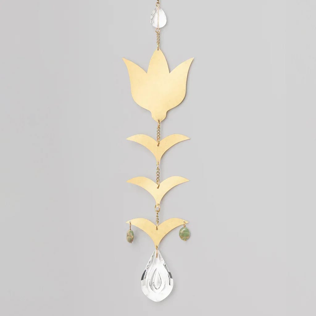 Suncatcher Blooming Flower / Aqua Terra Suncatcher Blooming Flower / Aqua Terra - Suncatcher - Blooming Flower/Aqua Terra Stone of Peace - Materials: Brass with gold plating, crystal, semi-precious stone and suction cup with a metal hook. Indoor use only. CA009