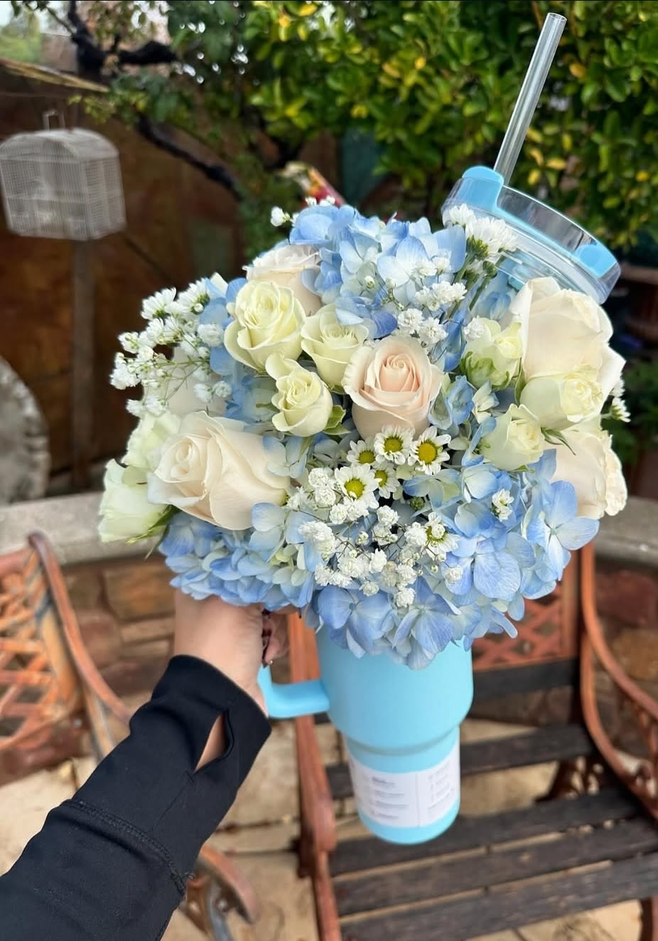Elegance in Every Detail - Stanley Mug with Blue Touch This isn’t just a floral gift — it’s a moment to remember. Our Stanley-style mug arrangement combines soft, delicate blooms with refreshing blue tones that symbolize peace, trust, and serenity. Each flower is hand-picked to create a soothing yet powerful expression of emotion.  The reusable Stanley-style mug adds a thoughtful touch, turning this bouquet into a lasting memory — perfect for birthdays, appreciation gifts, or simply to brighten someone’s day.   Delivery available — Beauty with meaning, brought to you by Yansa Flowers 