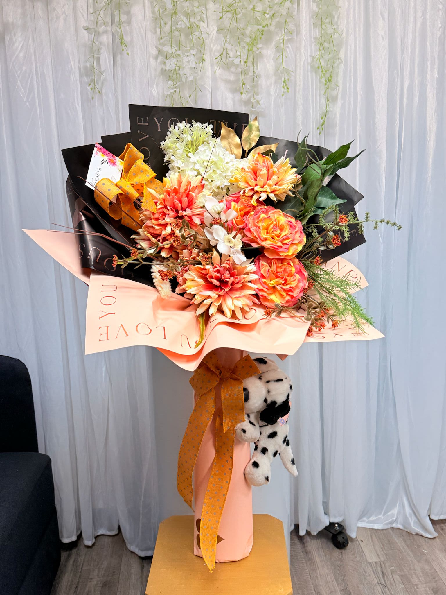 Otoño Otoño - Celebrate the beauty of the season with our Otoño Arrangement — a cozy blend of rich colors and textures inspired by falling leaves, golden sunsets, and the warmth of autumn days. Perfect for gifting or decorating your space with the charm of the harvest season
