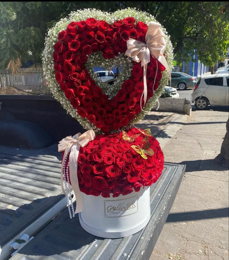 Round Elegance with a 3D Heart Round Elegance with a 3D Heart - Love in Every Angle This stunning round arrangement features a bold 3D heart at its center — combining softness and structure for a unique floral experience. Designed with carefully selected blooms in romantic tones, it’s the perfect piece to celebrate love, friendship, or a moment that deserves to be remembered. The round base adds harmony and balance, while the heart rises in beautiful 3D detail, creating a piece that’s both eye-catching and deeply meaningful. Delivery available — Elegant, heartfelt, and unforgettable. Only at Yansa Flowers ️