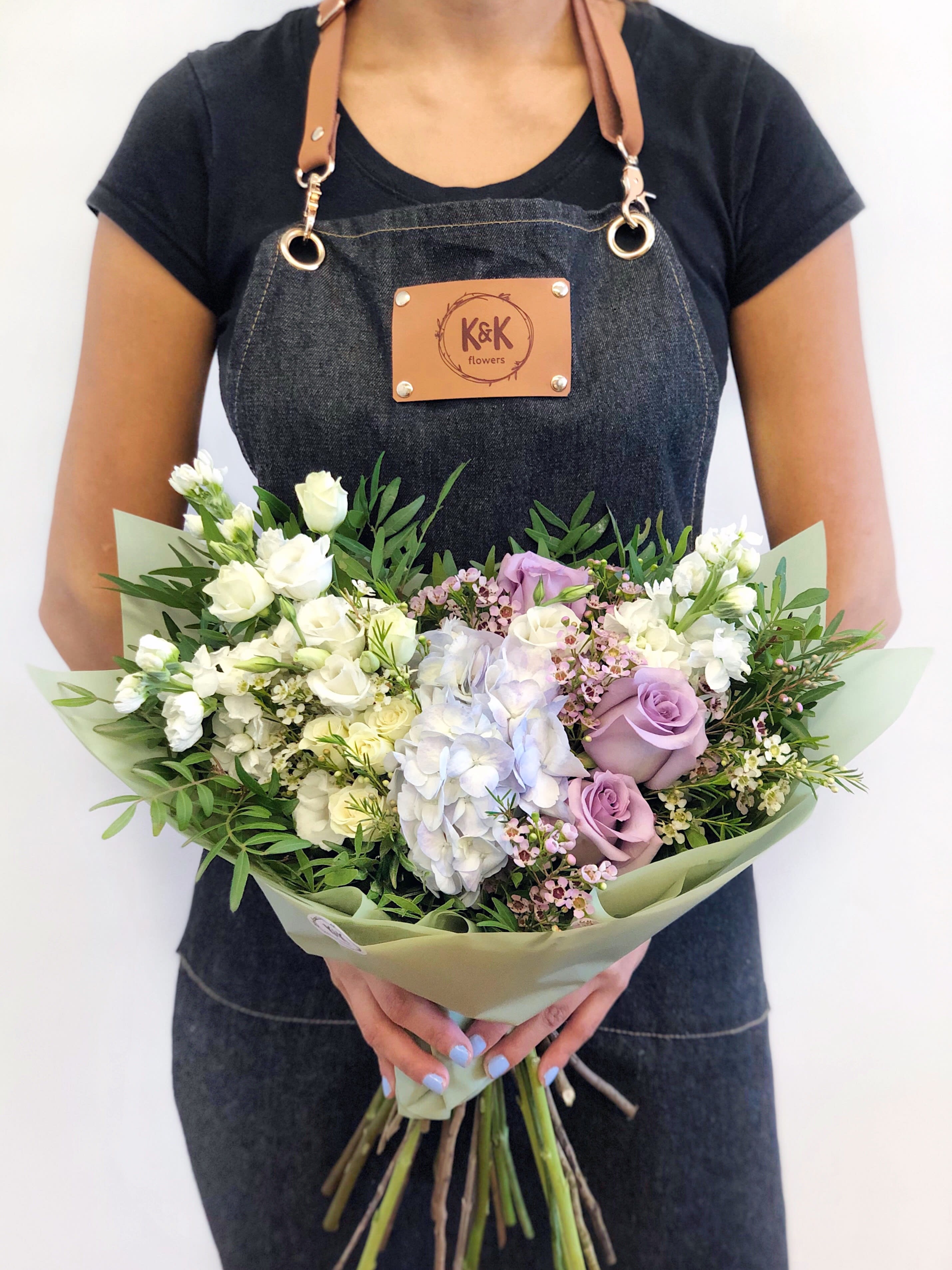 Small Loose Style Bouquet Lavender And White - Mixed flowers bouquet, from romantic and gentle to an edgy and interesting look. All bouquets come without a vase. You can choose a vase in the add-on section.  Note: Flower food, transportation bag, and flower care instructions are included 