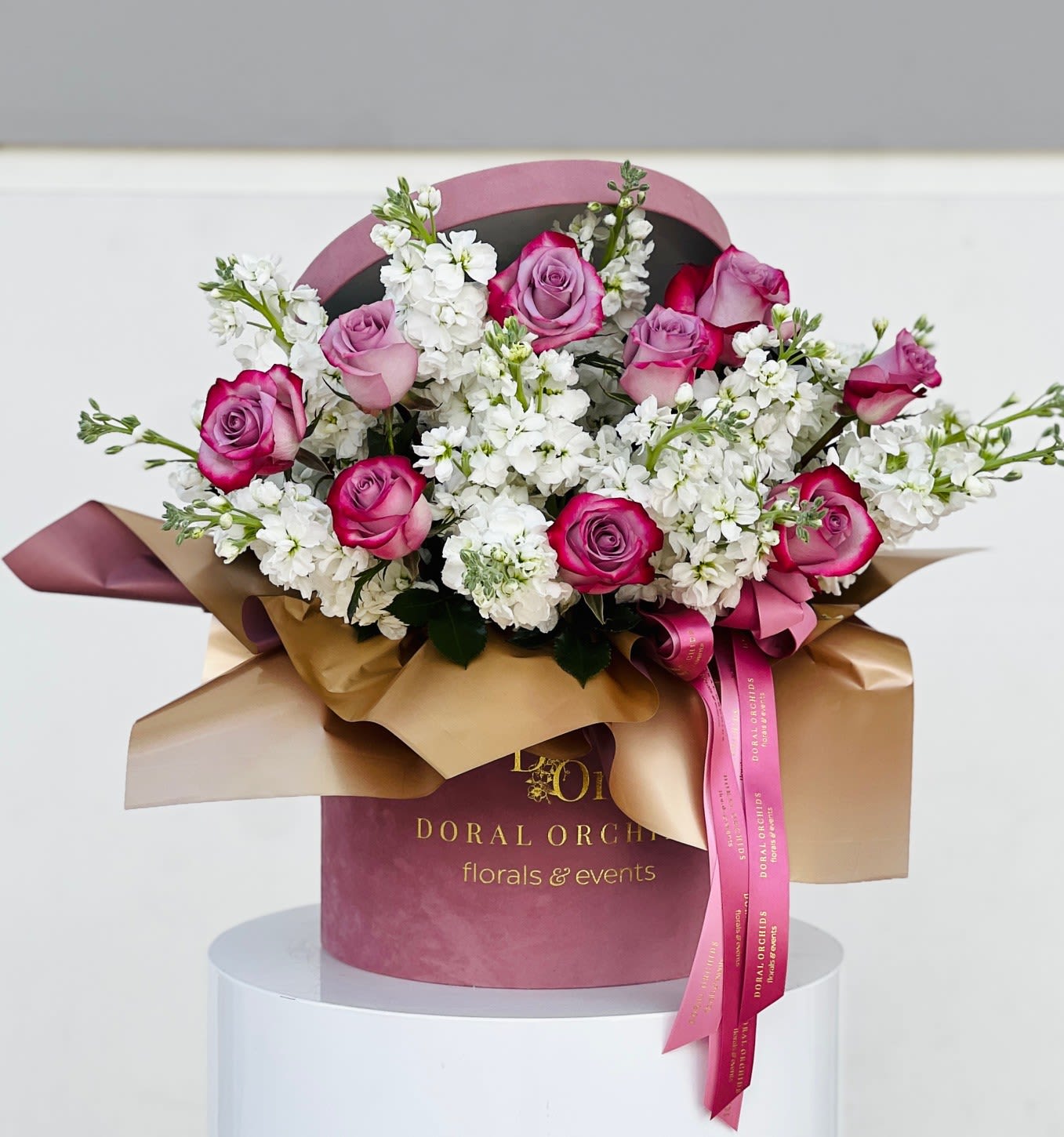 Amore Deep Purple in XL ™ Amore Deep Purple in XL ™ - Stunning arrangement of Deep Purple Roses and white Stock, combine with a foliage in a trendy velvet box