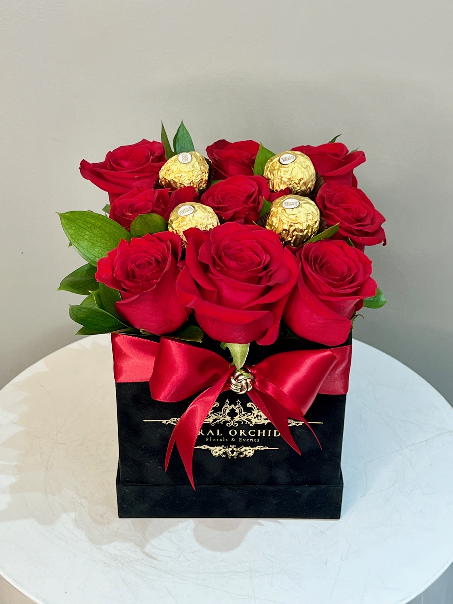 Roses and chocolates gift box ™ - Beautiful gift set of fresh roses and chocolates. Perfect gift for any occasion. 