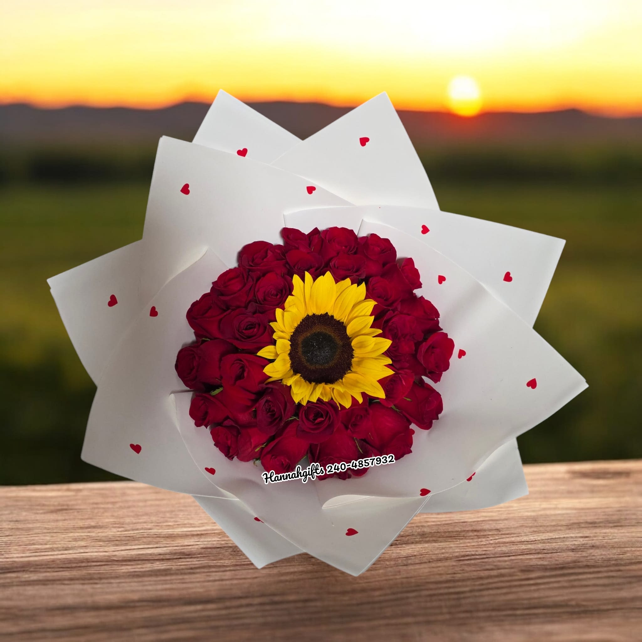 Sun and Roses" Sun and Roses" - Este es un ramo de flores redondo y compacto, con un diseño mixto de rosas rojas y un girasol central, ideal para un regalo romántico