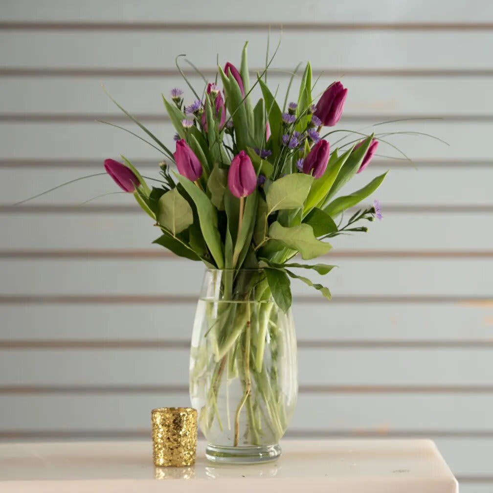 10 Tulips Glass Vase 10 Tulips Glass Vase - 10 tulips in a glass vase with color of your chose.