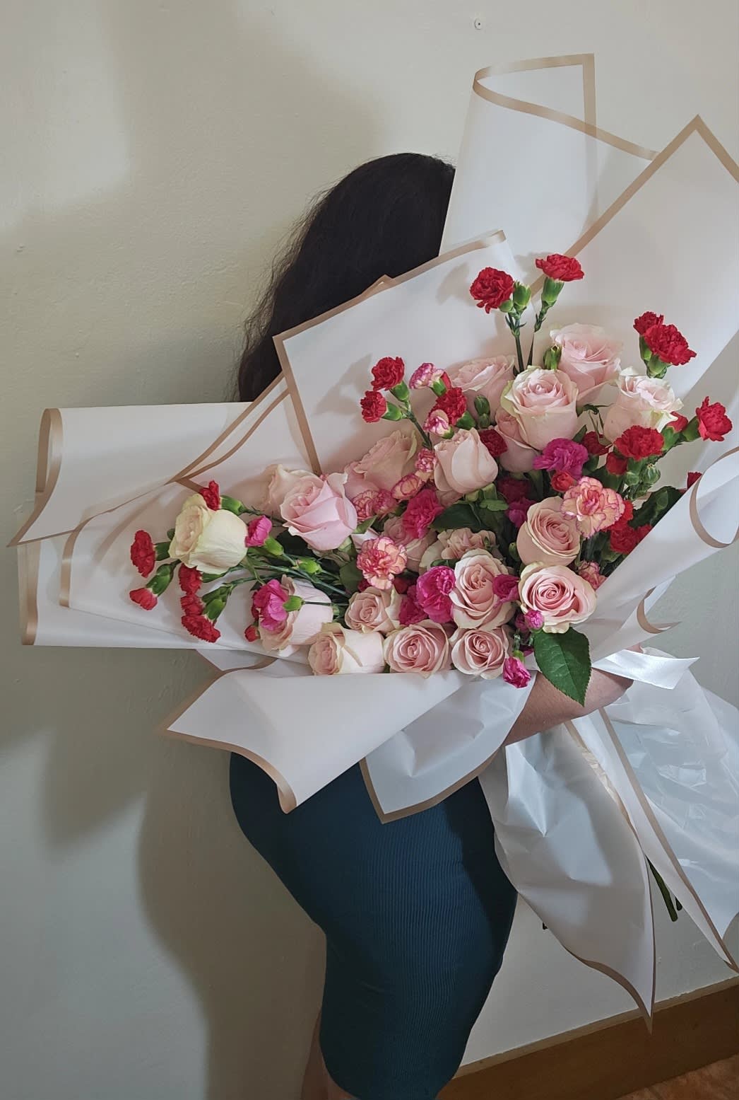 Encanto Puro - ¡Descubre el perfecto símbolo del amor y la admiración en nuestro exclusivo ramo con rosas y claveles! Este espléndido arreglo floral se ha diseñado cuidadosamente para capturar el corazón con su elegancia natural y significado profundo. Cada flor en este ramo ha sido seleccionada por su belleza única y simbolismo, creando una composición hecha para deslumbrar y expresar los sentimientos más puros. Nuestro ramo de rosas y claveles combina la pasión y la ternura de una manera única. Las rosas, emblema de amor y deseo, presentan sus pétalos de una textura suave y aterciopelada, dispuestas en una gama de colores que evoca intensidad y delicadeza. Desde el rojo pasión que habla de amor profundo hasta el rosa suave que susurra admiración, cada rosa es un mundo de sentimientos esperando ser explorado. Contrastando con la gracia fluida de las rosas, los claveles añaden una textura y una profundidad extraordinarias al arreglo. Con sus pétalos rizados y colores vibrantes, los claveles no solo realzan la belleza del ramo sino que también enriquecen su significado.  Este ramo no es solo un regalo, sino una experiencia memorable que transmite emociones y habla directamente al corazón. Perfecto para aniversarios, cumpleaños, o simplemente como un gesto de amor y cuidado, nuestro ramo de rosas y claveles es tu elección ideal para impresionar y expresar tus sentimientos más profundos. Haz que cada momento sea especial y eterno con este inigualable arreglo floral.