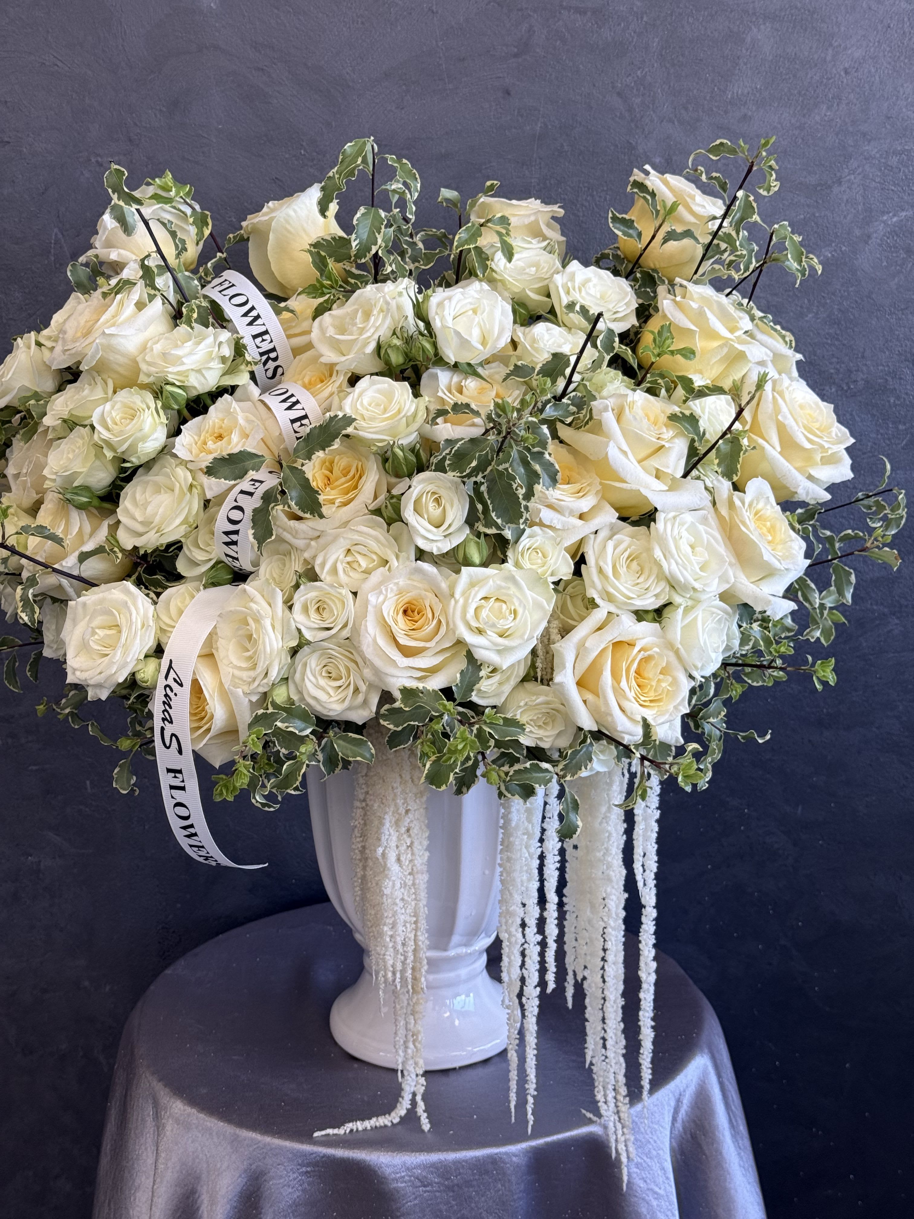Janna Janna - Lemon roses paired with delicate white spray roses – a fresh and cheerful combination with a soft, elegant charm.