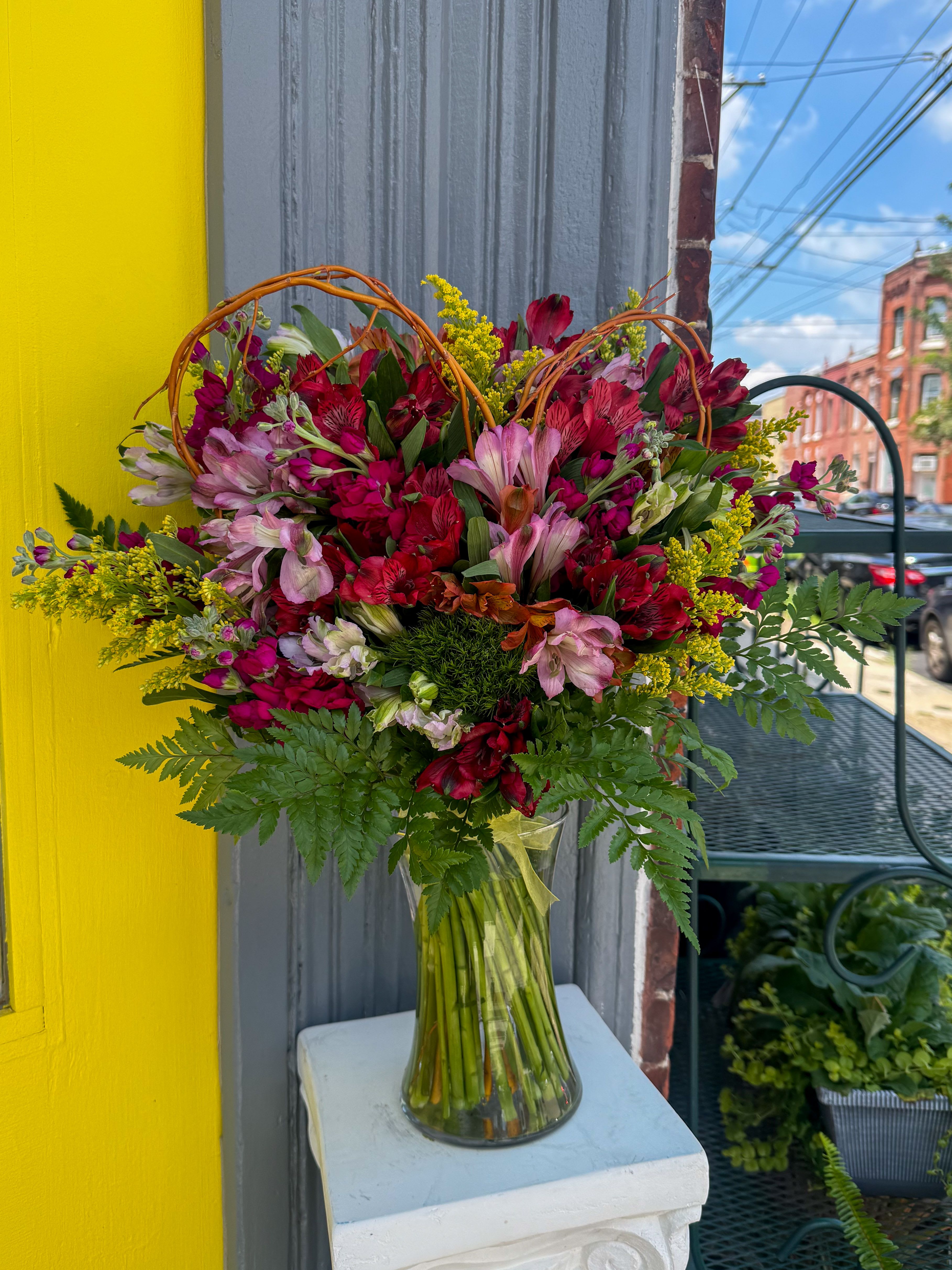 Amazing Alstroemeria Amazing Alstroemeria - Alstroemeria often represents mutual support. This makes the arrangement the perfect choice for saying thank you or showing appreciation. Send this to your best friend, your family, or your coworker who always has your back.