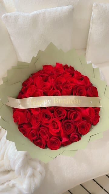 "Pasión Eterna" – 48 Rosas Rojas Premium "Pasión Eterna" – 48 Rosas Rojas Premium - Make an unforgettable statement with Eternal Passion, a luxurious bouquet of 4 dozen perfectly fresh red roses, beautifully arranged in elegant, handcrafted wrapping and a glass vase base included to ensure long-lasting freshness. Perfect for birthdays, anniversaries, or to say “I love you” with all your heart. Each rose is hand-selected to convey love, elegance, and sophistication.