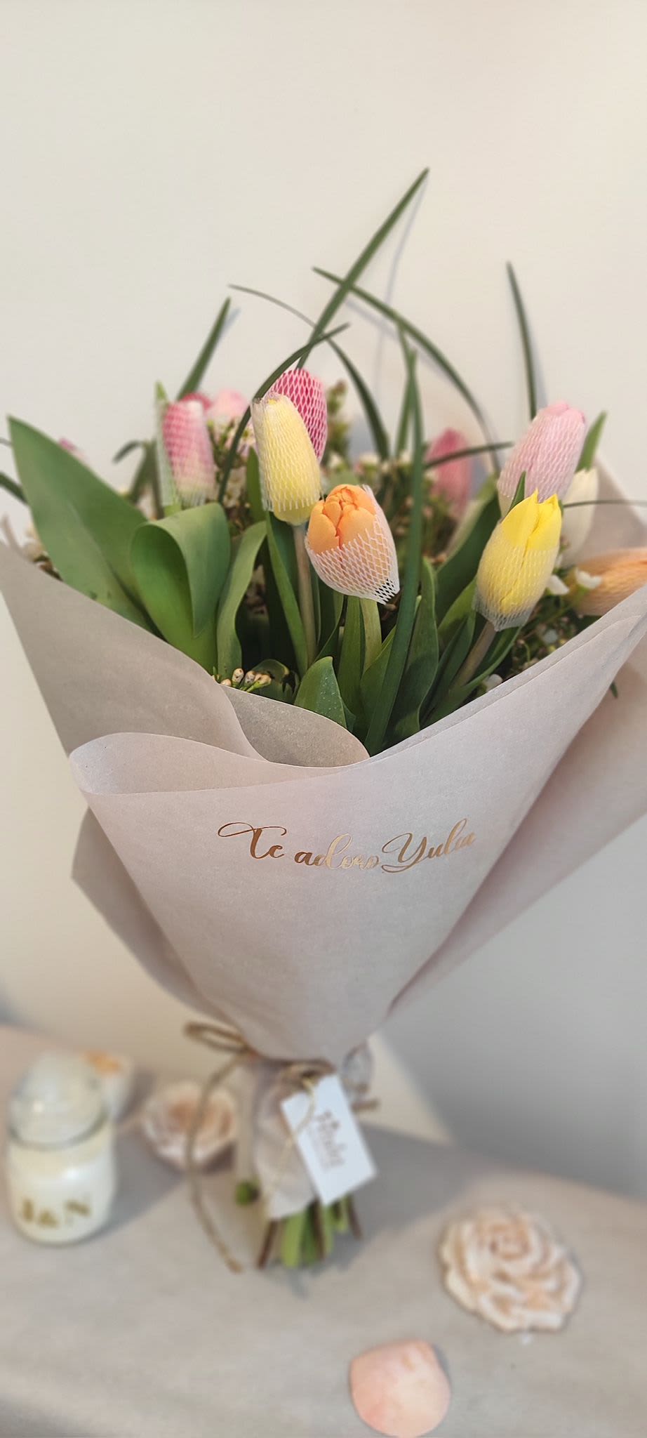 Bouquet of tulips - A bouquet of fresh tulips that conveys elegance, tenderness, and joy. Each stem represents a sigh of hope, a caress of color, and a silent message of sincere love. Ideal for giving in moments of gratitude, new beginnings, or simply to brighten the soul with its subtle and enchanting beauty.