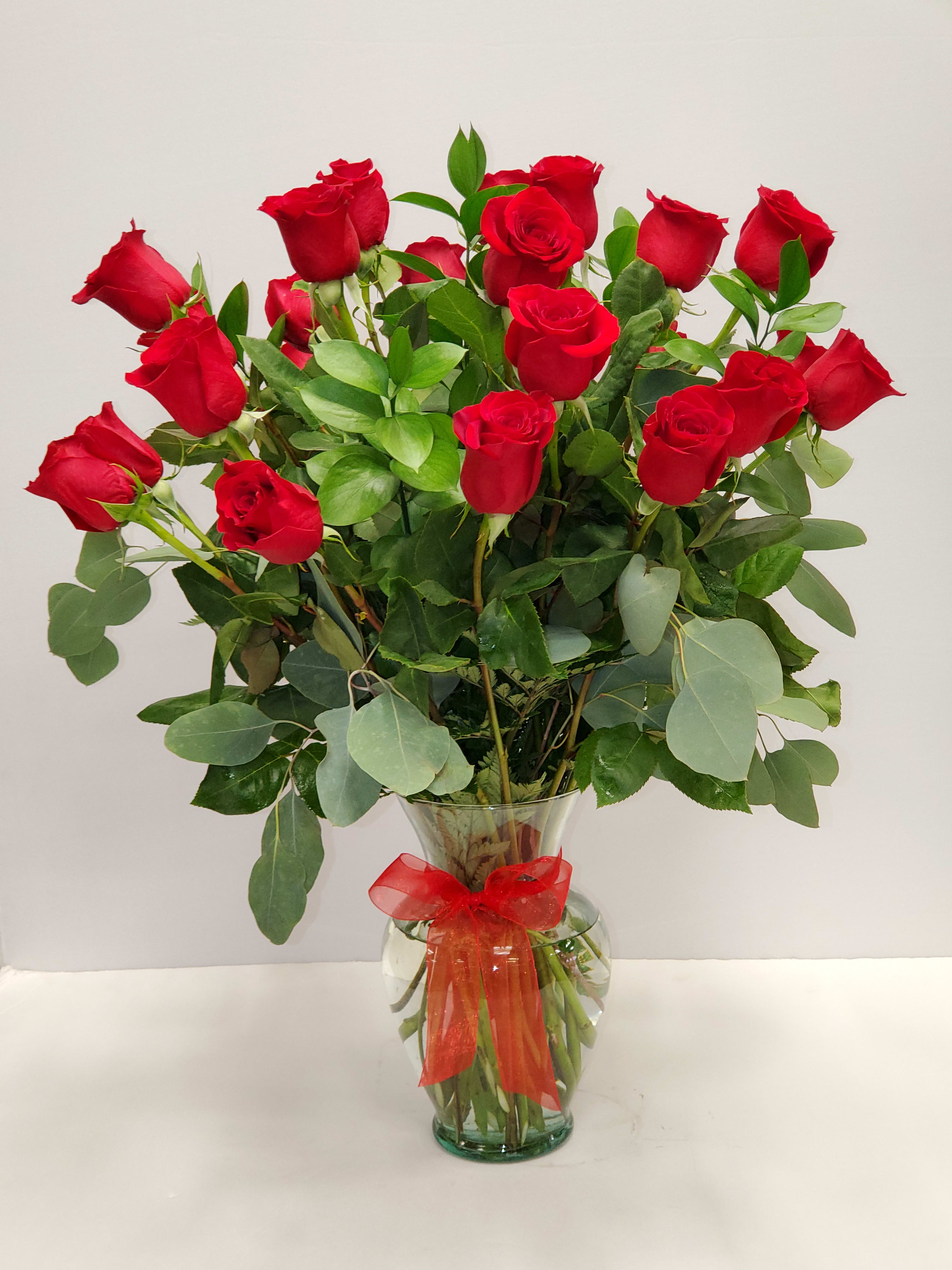 Red Rose's (NO BABY BREATH) - Red Rose's Bouquet is a nice  vase arrangement. We put 3 picture to show you the different between Small, Medium