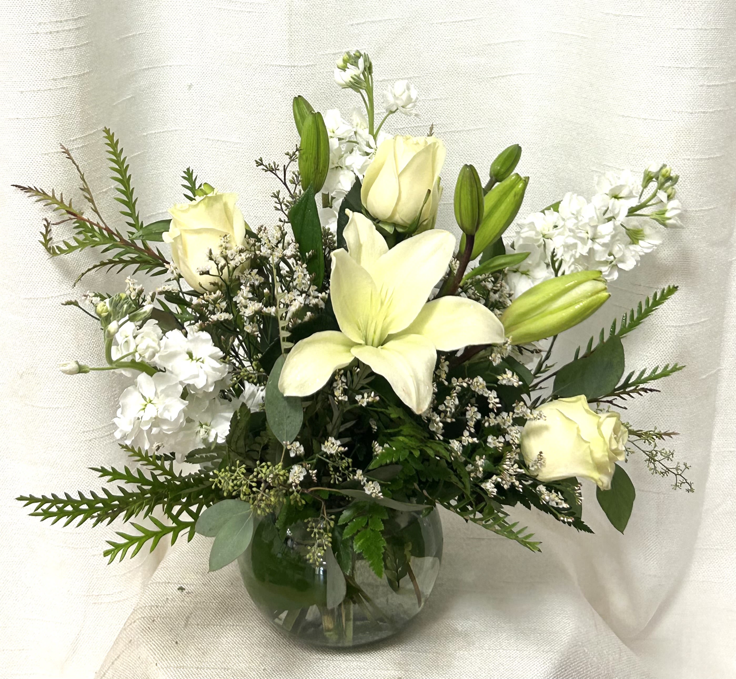 Enchanting Grace (BB) - During times of loss, expressing your sincerest sympathy and paying tribute to a loved one is of utmost importance. Our Alluring Elegance funeral flower arrangement, thoughtfully curated for such occasions, serves as a heartfelt gesture to convey your condolences.