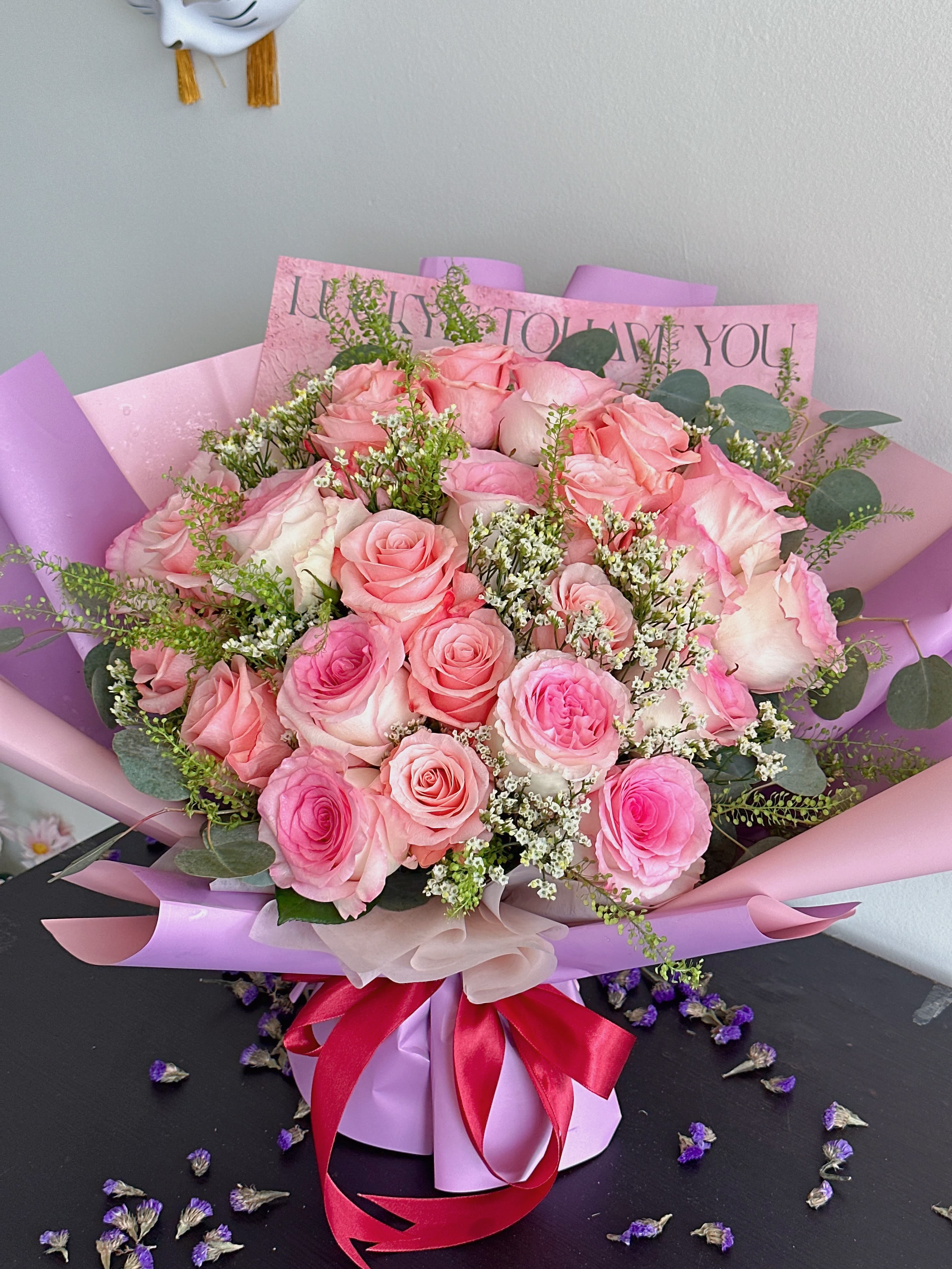 Sweet roses - The product contains 25 pink roses, paired with green leaves. Wrapped in wrapping paper 