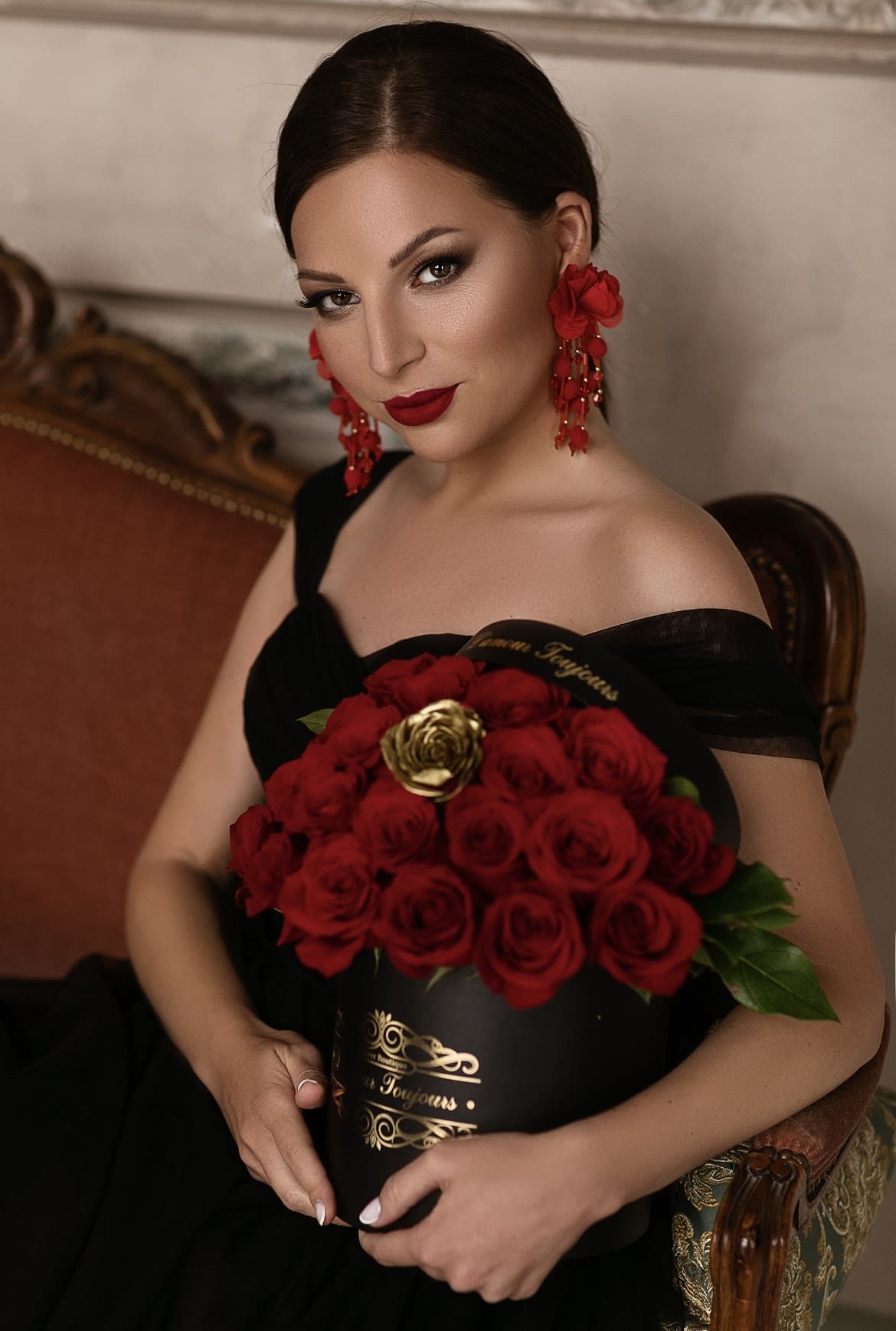 25 Red Roses Signature Box 25 Red Roses Signature Box - 25 Premium Red Roses + 1 Gold in our Signature Box