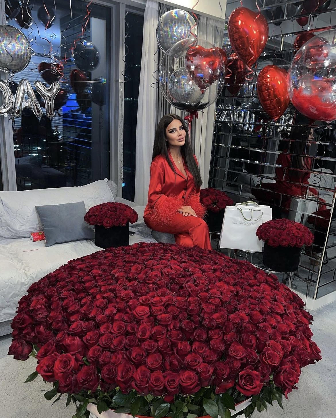 8 Infinity Love 8 8 Infinity Love 8 - Basket of 500 red roses