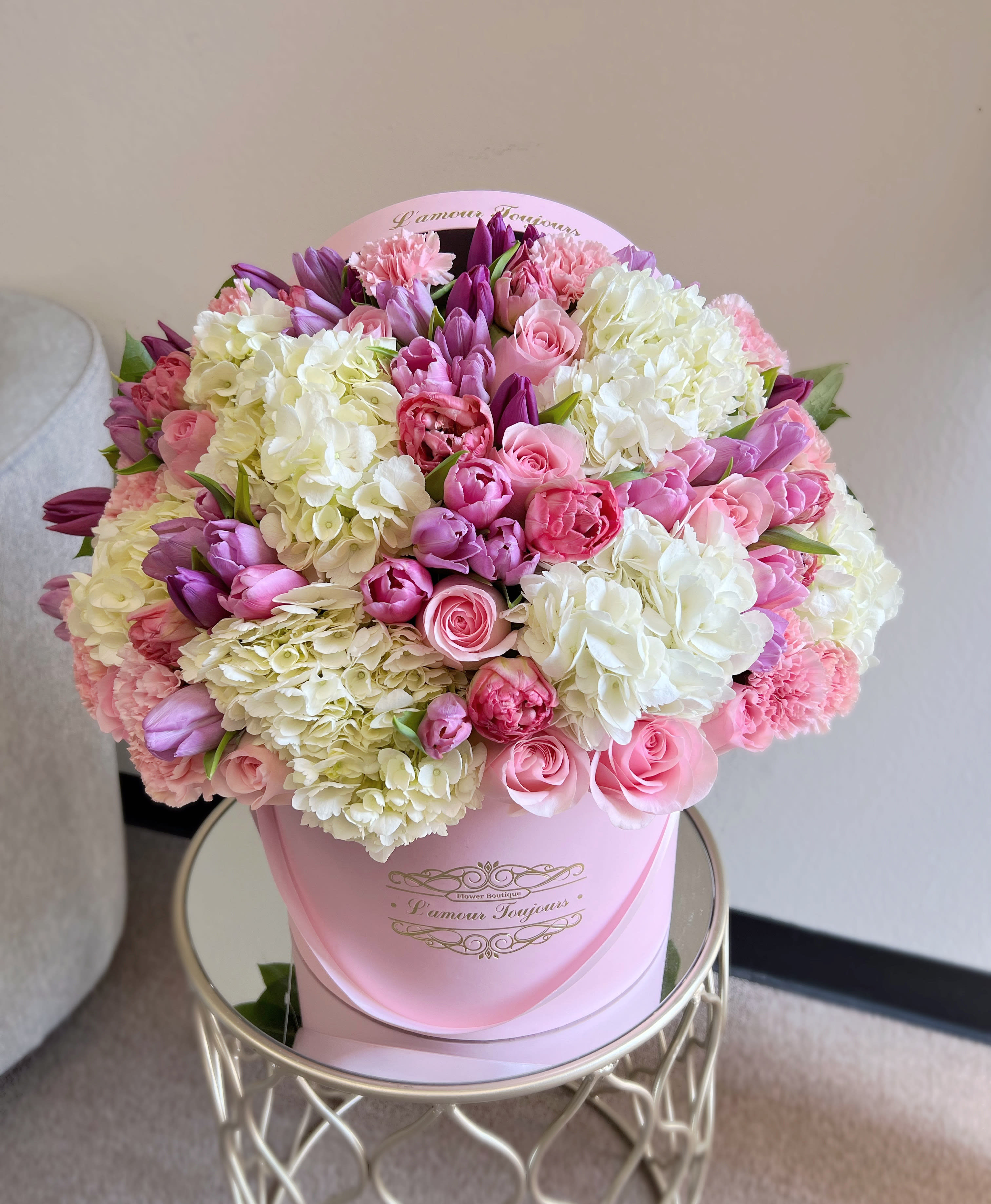 Spring mix Large Signature Box Spring mix Large Signature Box - Tulips, Roses, Hydrangeas and Everything Nice Signature Box