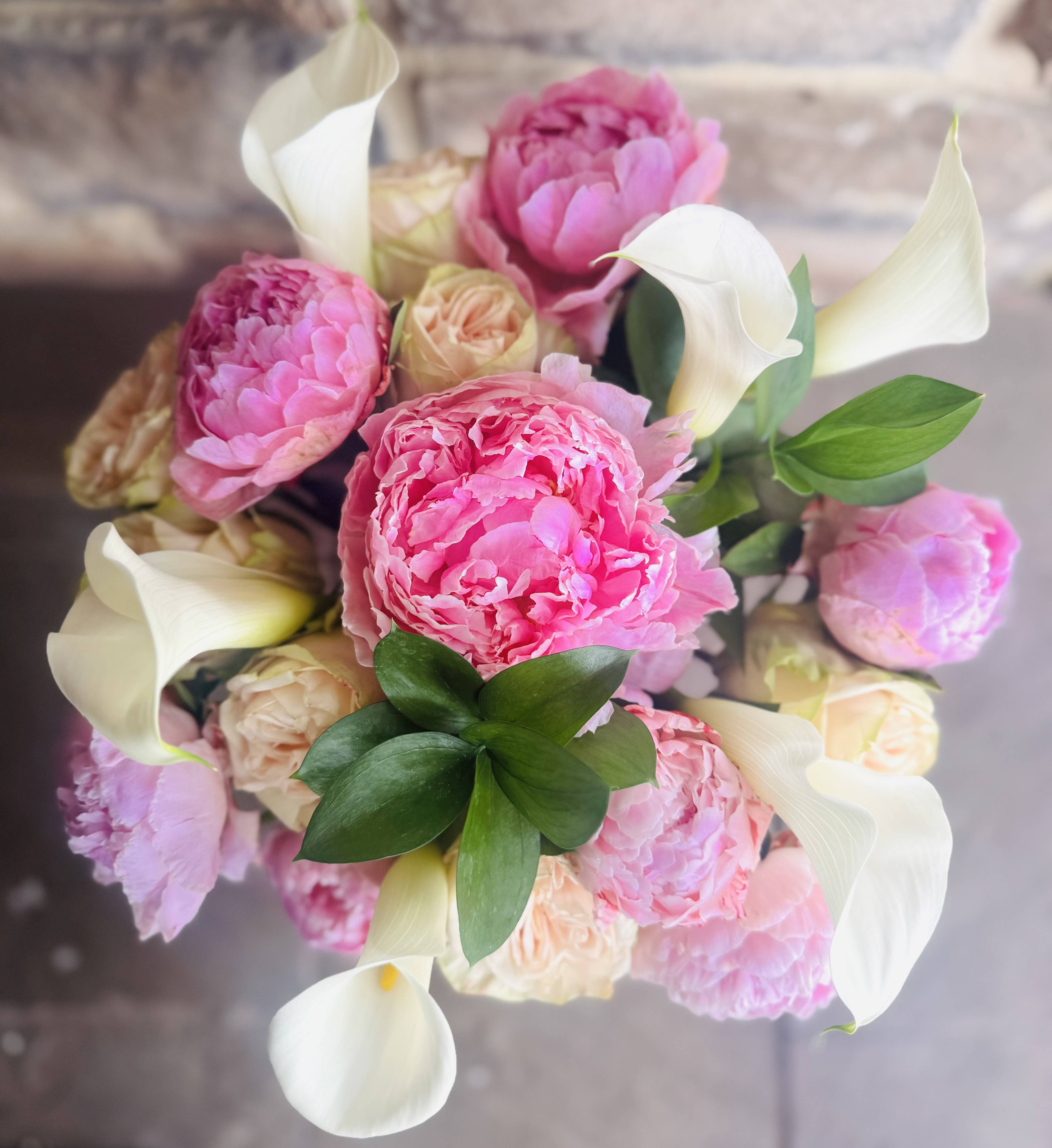 Soft beauty - This bouquet is a soft, romantic arrangement presented in a glass vase. 