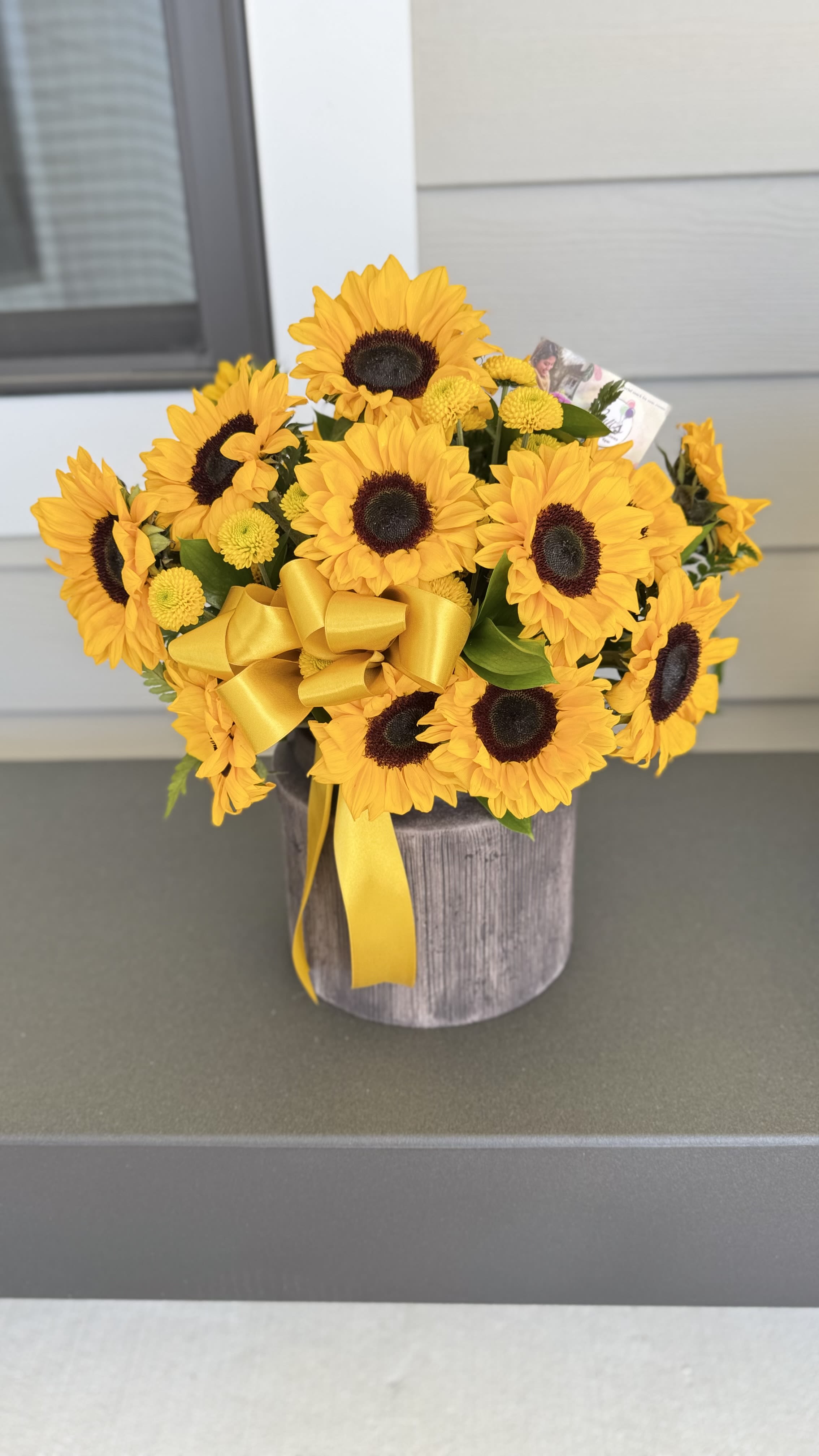 Sunflower cylinder Sunflower cylinder - Bright and lovely design, perfect to say something special to your love one. Let it speak for you with its beautiful color and richness.