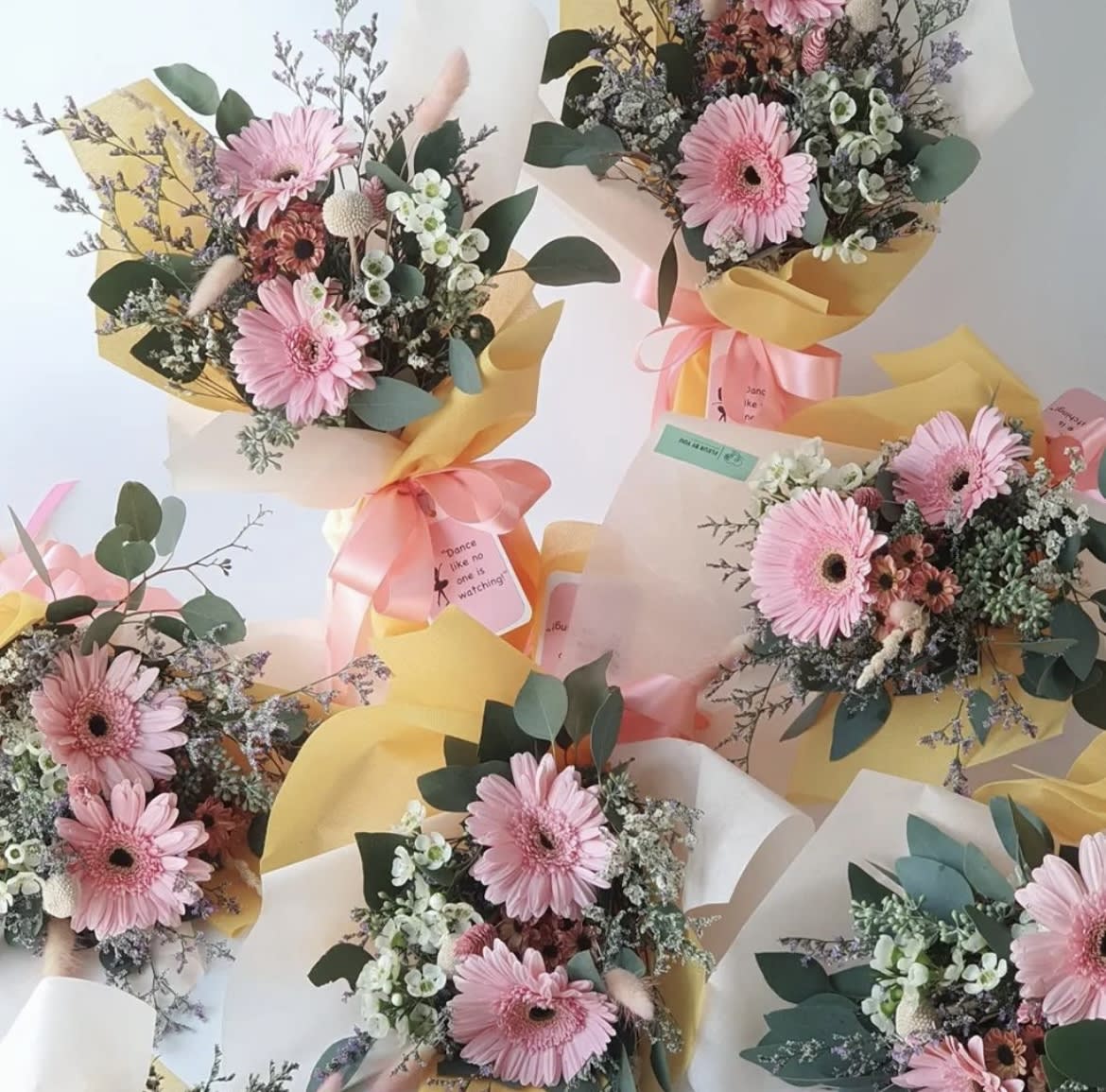 Sets of small bouquets with daisies ! - Standard 4 bouquets  Deluxe 8 bouquets Premium 10 bouquets We create beautiful bouquets for your event . Flower bar style for give away of for purchase on site.   We send bouquets as gifts to your corporate friends, or employees. Let us know your needs and we can design the best ideas ! You can ask for diffident color combination too. Simply make a note when you order or call us before ordering, we are glad to help!  Perfect for Birthdays, Mother's Day, Community Events, Opening new business events, Valentine's Day, Baby shower, Bridal Events, spa weekends, and more ...