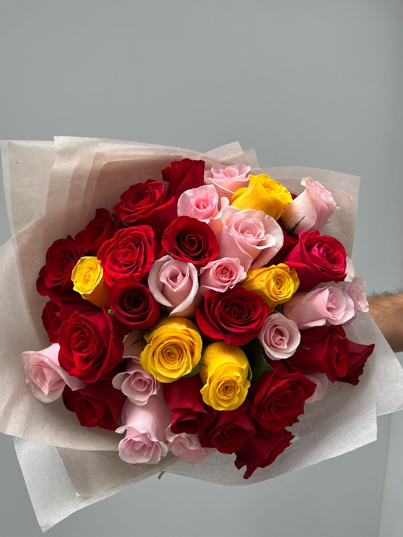 alegria - &quot;An elegant bouquet that combines the energy of yellow, the passion of red, and the tenderness of pink. Each rose has been carefully selected to convey a message of joy, love, and sweetness. Its harmonious color scheme makes it a beautiful accent that brightens any space and heart.&quot;  &quot;Un elegante ramo que combina la energía del amarillo, la pasión del rojo y la ternura del rosa. Cada rosa ha sido seleccionada cuidadosamente para transmitir un mensaje de alegría, amor y dulzura. Su armonía de colores lo convierte en un detalle que ilumina cualquier espacio y corazón.&quot;