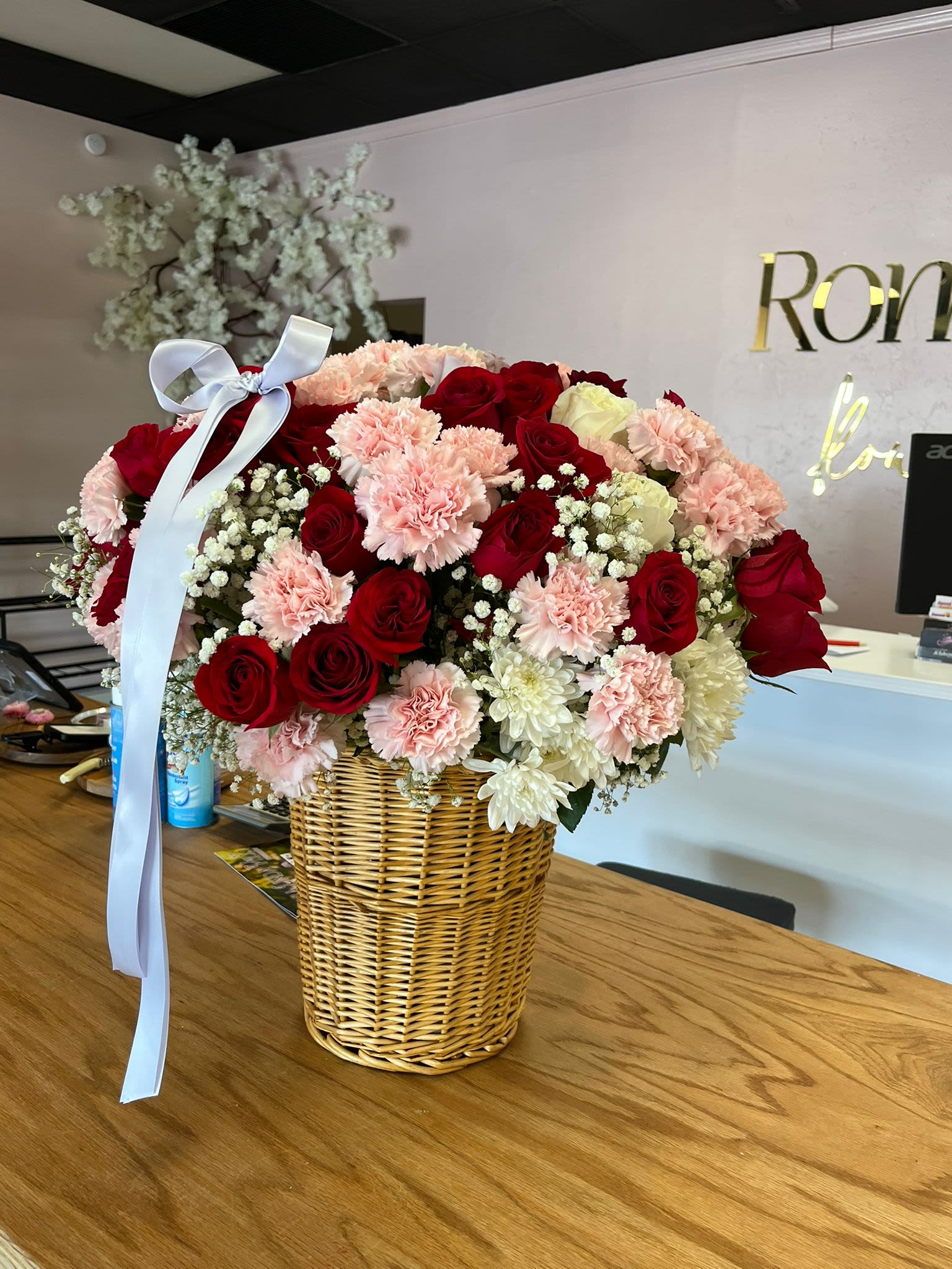 Miriam -  A true floral spectacle in a charming basket! This arrangement combines the sweetness of pink carnations with the ethereal delicacy of baby's breath, accompanied by an elegant bow that enhances its charm. Perfect for any occasion, its freshness and romanticism make it an unforgettable gift that will capture the hearts and minds of everyone. The basket model may present slight variations in design due to availability and the artisanal touch, but always maintaining the essence, quality, and beauty of the arrangement you expect.   ¡Un verdadero espectáculo floral en una encantadora cesta! Este arreglo combina la dulzura de los claveles rosas con la delicadeza etérea del baby breath, acompañado de un lazo elegante que realza su encanto. Perfecto para deslumbrar en cualquier ocasión, su frescura y romanticismo hacen que sea un regalo inolvidable que roba suspiros y corazones. El modelo de la cesta puede presentar pequeñas variaciones en diseño debido a la disponibilidad y el toque artesanal, pero siempre manteniendo la esencia, calidad y belleza del arreglo que esperas.