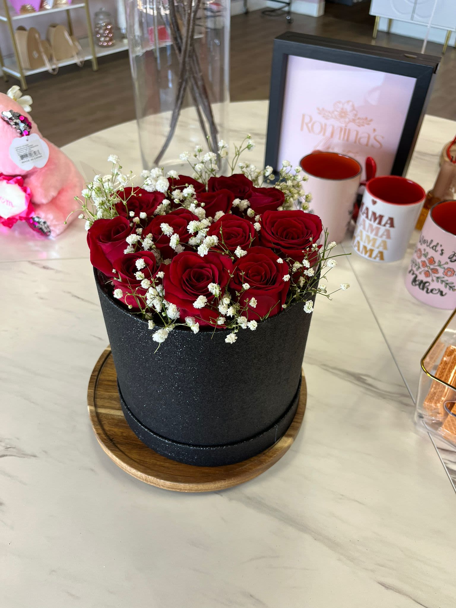Sara - A beautiful box containing 12 fresh red roses, delicately accompanied by baby's breath, creating a classic and romantic arrangement that conveys passion and tenderness in every detail. Perfect for expressing deep love on special occasions.  Hermoso box que contiene 12 rosas rojas frescas, acompañadas delicadamente por baby breath, creando un arreglo clásico y romántico que transmite pasión y ternura en cada detalle. Perfecto para expresar amor profundo en ocasiones especiales.