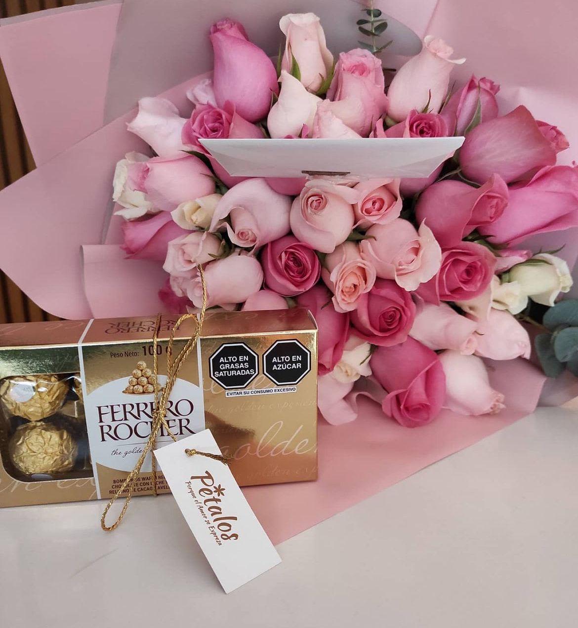Ana - A beautiful bouquet in delicate shades of pink and white, combining the classic elegance of roses with the lush texture of garden roses. This blend creates a soft and romantic arrangement, perfect for conveying tenderness and sophistication on any special occasion.  Hermoso ramo en delicados tonos rosados y blancos, que combina la elegancia clásica de las rosas con la textura exuberante de las garden roses. Esta mezcla crea un arreglo suave y romántico, perfecto para transmitir ternura y sofisticación en cualquier ocasión especial.