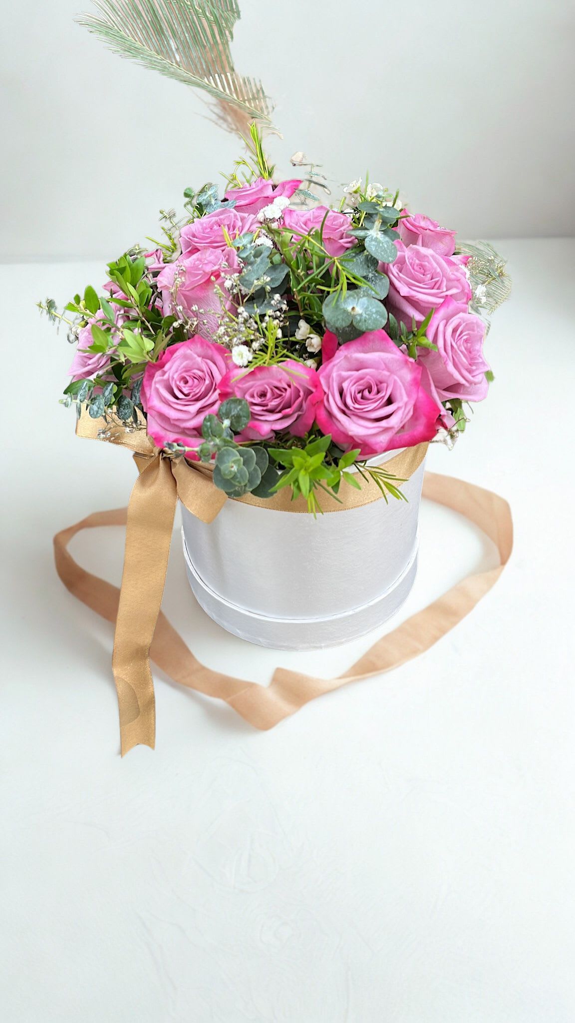 lavender dreams - A beautiful floral box in delicate lavender tones, featuring elegant roses and carefully selected seasonal flowers. A creation that combines softness, freshness, and charm, ideal for conveying affection, gratitude, or celebrating special moments with a romantic and sophisticated touch.  Hermoso box floral en delicados tonos lavanda, compuesto por elegantes rosas y flores de estación cuidadosamente seleccionadas. Una creación que combina suavidad, frescura y encanto, ideal para transmitir afecto, gratitud o celebrar momentos especiales con un toque romántico y sofisticado.