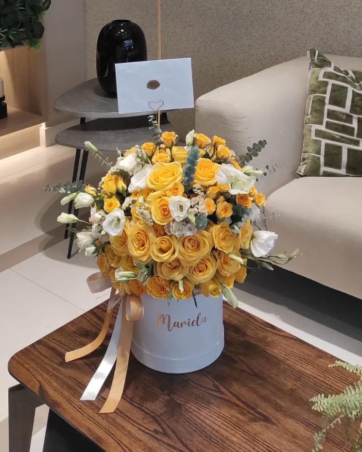 Jael - A radiant floral arrangement in shades of yellow that reflects joy, strength, and leadership. Its carefully selected flowers convey light, blessing, and vitality, ideal for gifting or brightening any space with a touch of elegance and hope.  Un radiante arreglo floral en tonos amarillos que refleja alegría, fuerza y liderazgo. Sus flores cuidadosamente seleccionadas transmiten luz, bendición y vitalidad, ideal para regalar o iluminar cualquier espacio con un toque de elegancia y esperanza.