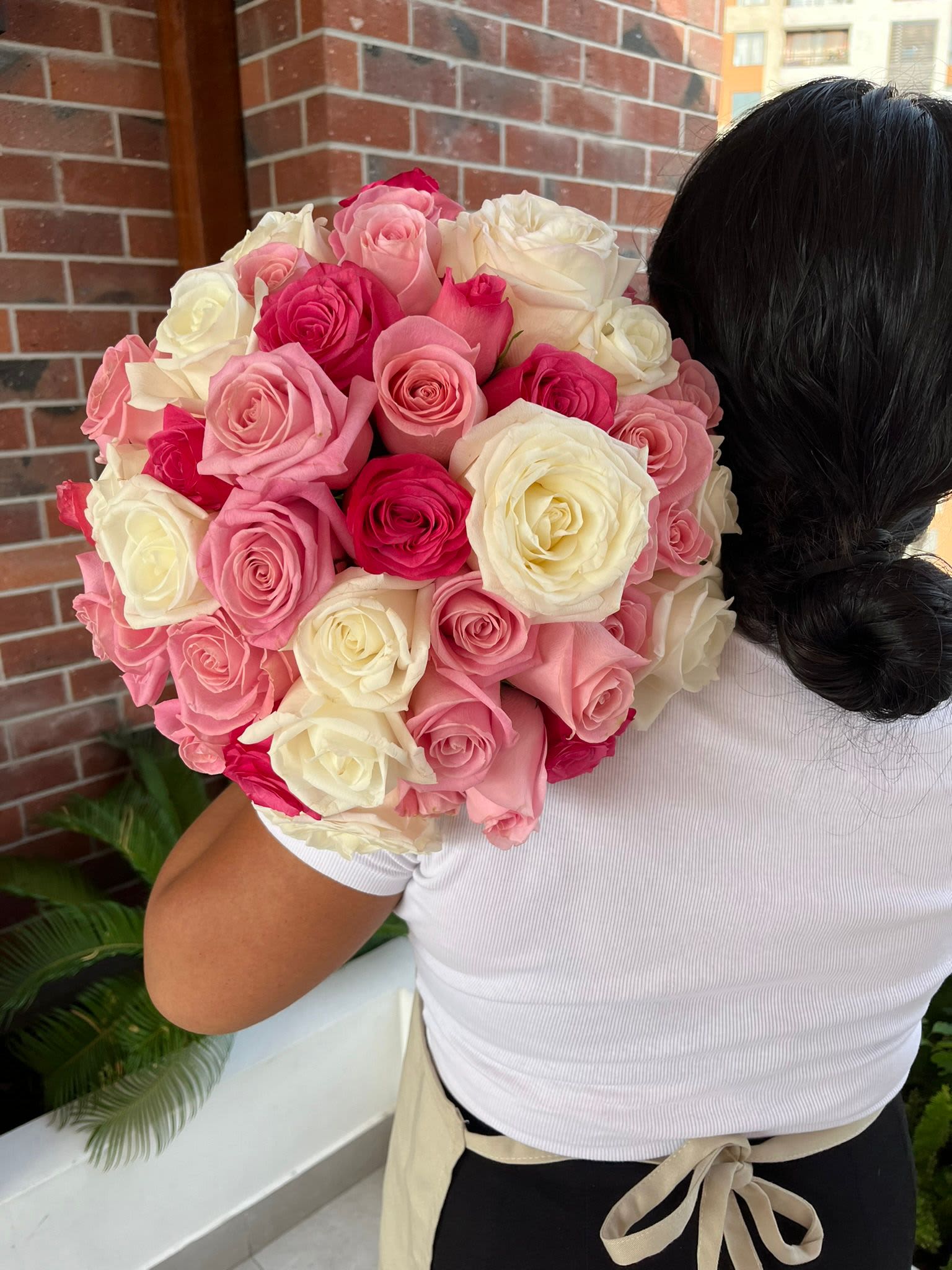 Bouquet rose  - Beautiful rose bouquet with decorative bow, no paper wrapping  Hermoso bouquet de rosa con lazo decorativo no lleva envoltura en papel