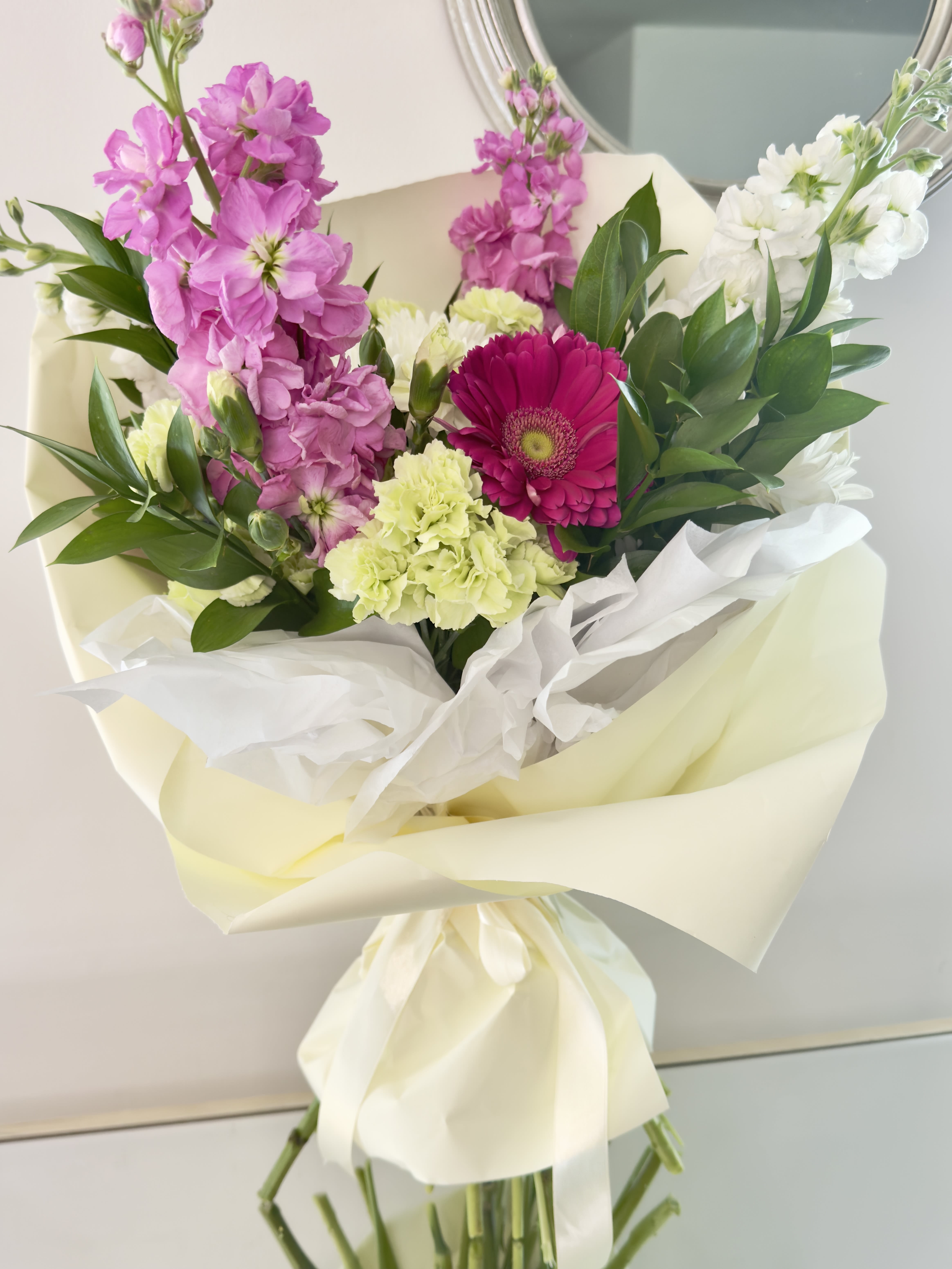 Romantic blossom - A romantic bouquet of fresh flowers in delicate colors, hand-tied,suitable for any birthday,anniversary or any event you celebrate.  Arrangement includes -Fresh flowers -Wrapping papers *(other colors can be requested. -Greeting card