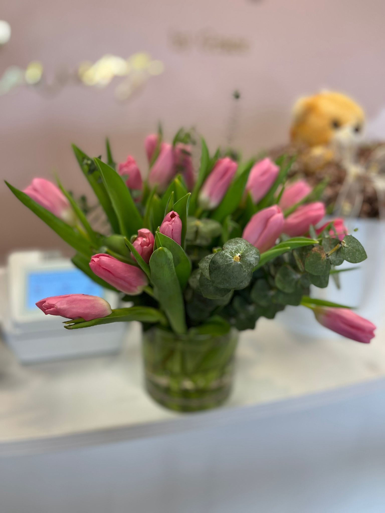 Lidia - A beautiful arrangement of carefully selected fresh tulips, presented on an elegant base that highlights the delicacy and vibrant colors of each bloom. Perfect for decorating spaces with a touch of freshness and joy, ideal for gifting on birthdays, anniversaries, or simply to brighten someone's day.  Hermoso arreglo de tulipanes frescos cuidadosamente seleccionados, presentados en una base elegante que resalta la delicadeza y los colores vibrantes de cada flor. Perfecto para decorar espacios con un toque de frescura y alegría, ideal para regalar en cumpleaños, aniversarios o simplemente para alegrar el día de alguien especial.