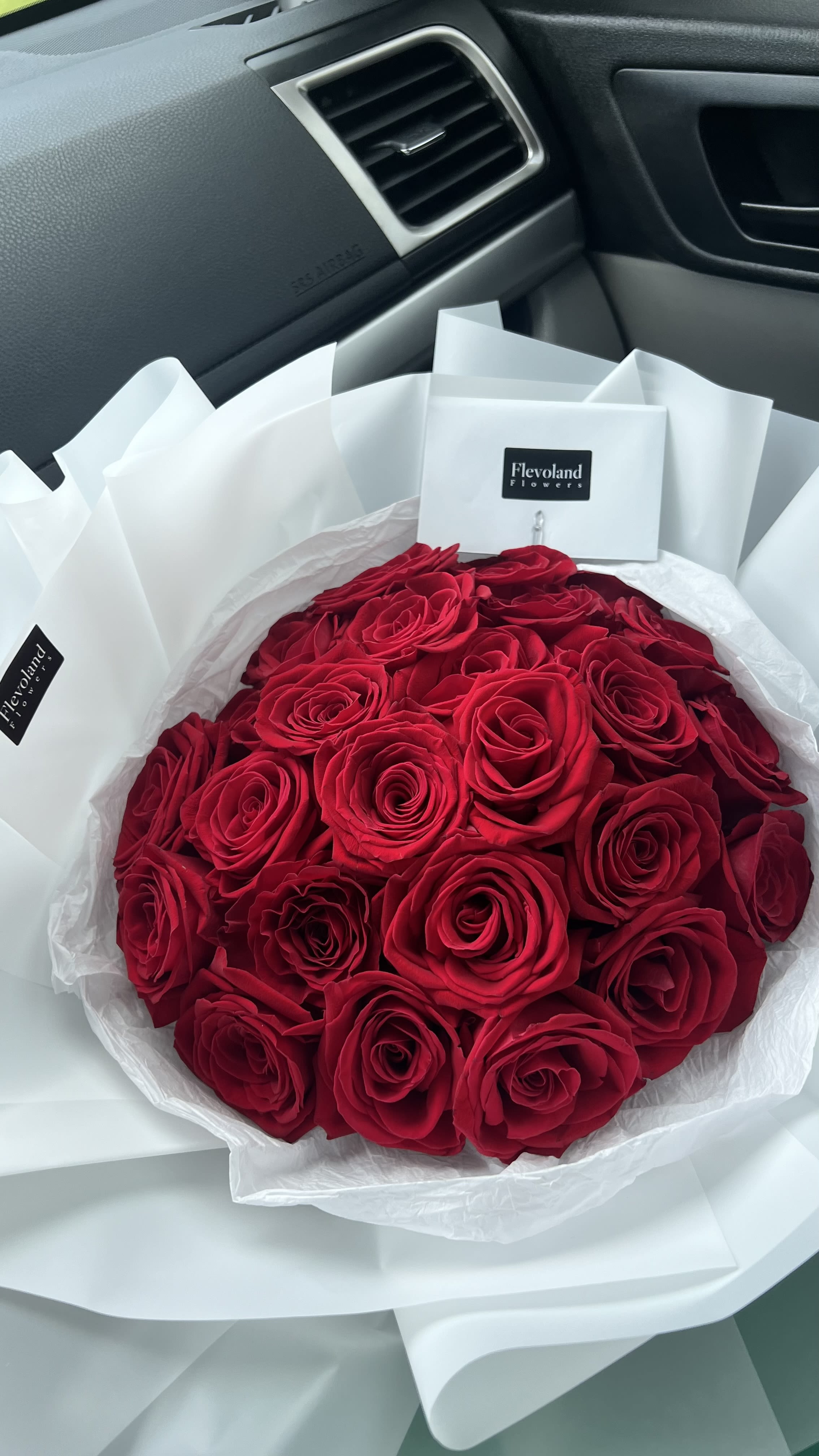 Red Roses A Classic of Love and Elegance - Express your feelings with a beautiful bouquet of red roses, perfect for any special occasion or simply to surprise someone with a meaningful gesture.  Freshness and quality guaranteed. Ideal for expressing love, admiration, and gratitude. A timeless and classic gift.  Place your order today and let the roses speak for you.