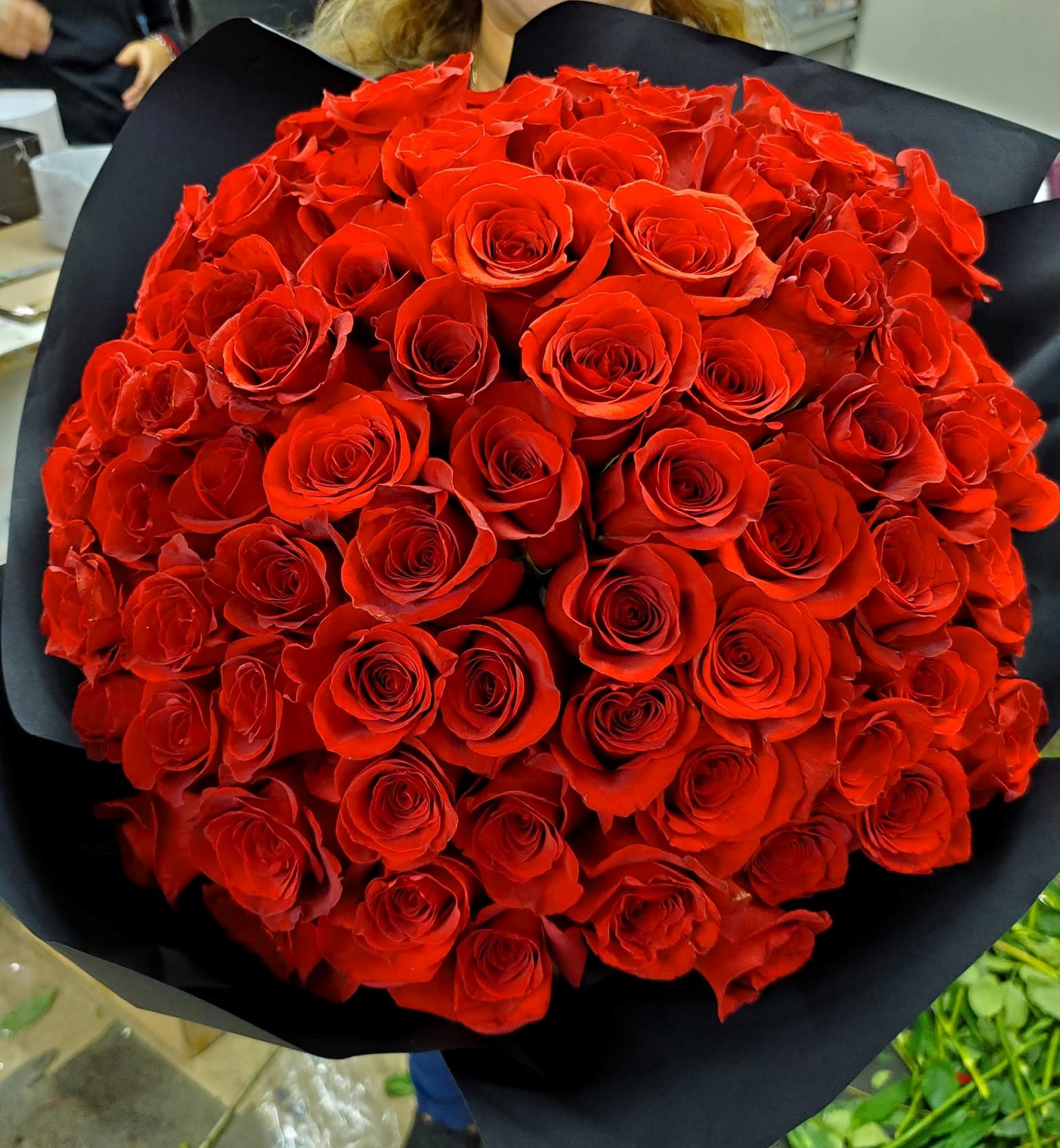 LA BUCHONA BOUQUET 100 ROSES LA BUCHONA BOUQUET 100 ROSES - 100 Beautiful Ecuadorian red roses wrap in a black Paper. Different color of roses and paper are available