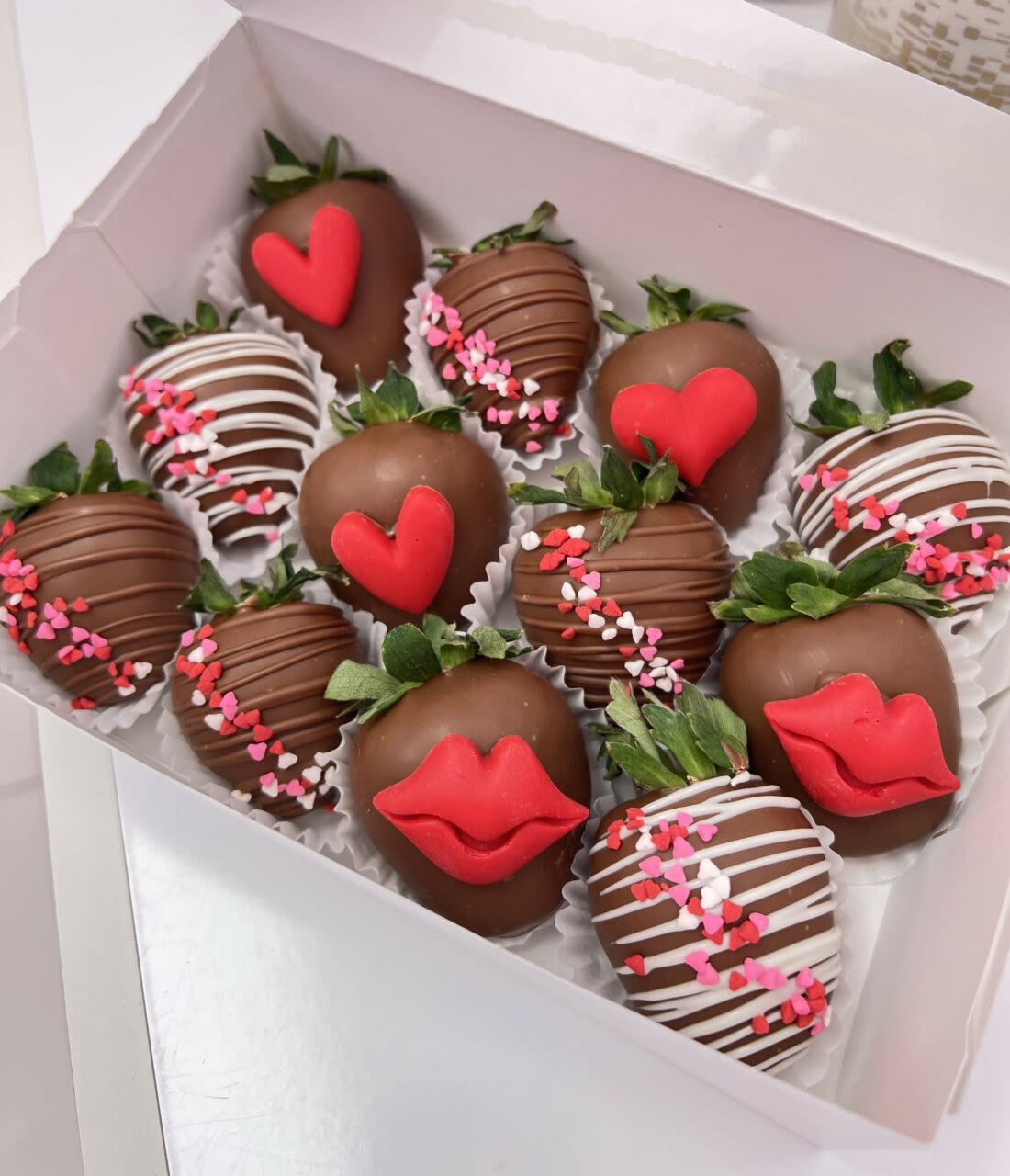 Chocolate Covered Srawberries love kiss Chocolate Covered Srawberries love kiss - Chocolate Covered Strawberries with Love Decorations – Romantic Gift for Anniversaries & Weddings Celebrate love in the sweetest way with our Chocolate Covered Strawberries Box, beautifully decorated with red hearts, lips, and sprinkles. Perfect as a romantic anniversary gift, a wedding surprise, or simply to say I love you in a delicious way. Designed for both women and men, this box is the ultimate treat for any romantic occasion. Available Sizes: 9 strawberries – a sweet and thoughtful gesture 12 strawberries – perfect for anniversaries and romantic surprises 16 strawberries – an indulgent box for weddings or special celebrations Highlights: Fresh strawberries dipped in milk & white chocolate ️ Decorated with red hearts, lips, and romantic sprinkles Packed in a luxury gift box, ready to surprise your loved one Same-day delivery available in Miami & surrounding areas
