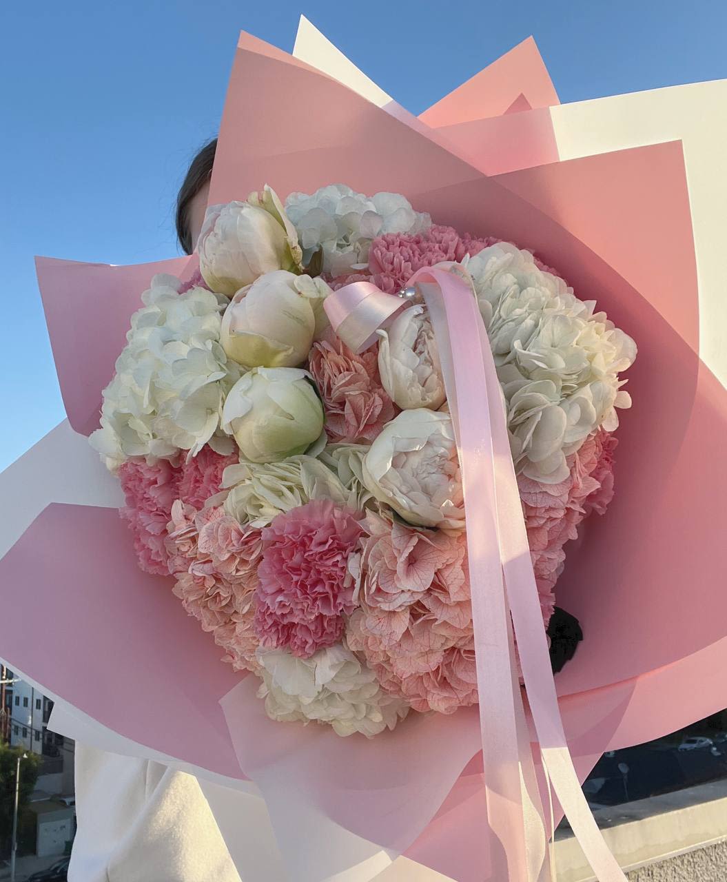Julliette Julliette - Juliette – A Symphony of Romance and Elegance Delicate, feminine, and timeless, the Juliette bouquet is a celebration of soft beauty and poetic charm. Featuring lush peonies, hydrangeas, and garden roses in gentle shades of blush and ivory, this arrangement evokes feelings of love, tenderness, and grace. Accentuated with satin ribbons, Juliette is the perfect choice for romantic gestures, special occasions, or simply to brighten someone’s day. Whether you’re expressing admiration, celebrating love, or creating a moment of pure elegance, Juliette will leave a lasting impression. Order now and let your emotions bloom.
