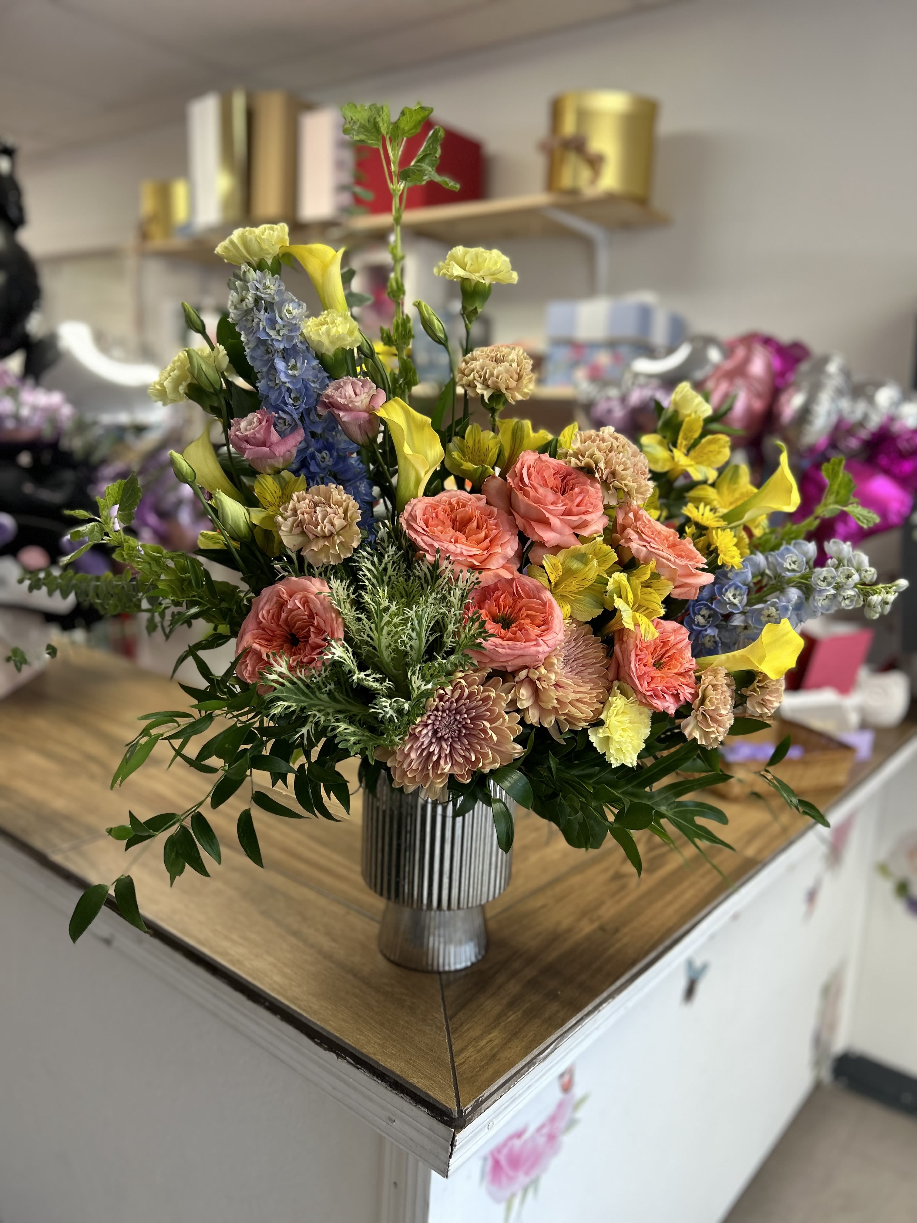 Spring arrangements  - Beautiful and Delicate floral arrangement in spring colors!! Roses, chrysanthemums, alstroemerias, dolphins and fine foliages! make this arrangement something special. Hermoso y Delicado arreglo floral en colores de verano!! Rosas, crisantemos, alstroemerias, delfino y finos foliages! Hacen de este arreglo algo especial