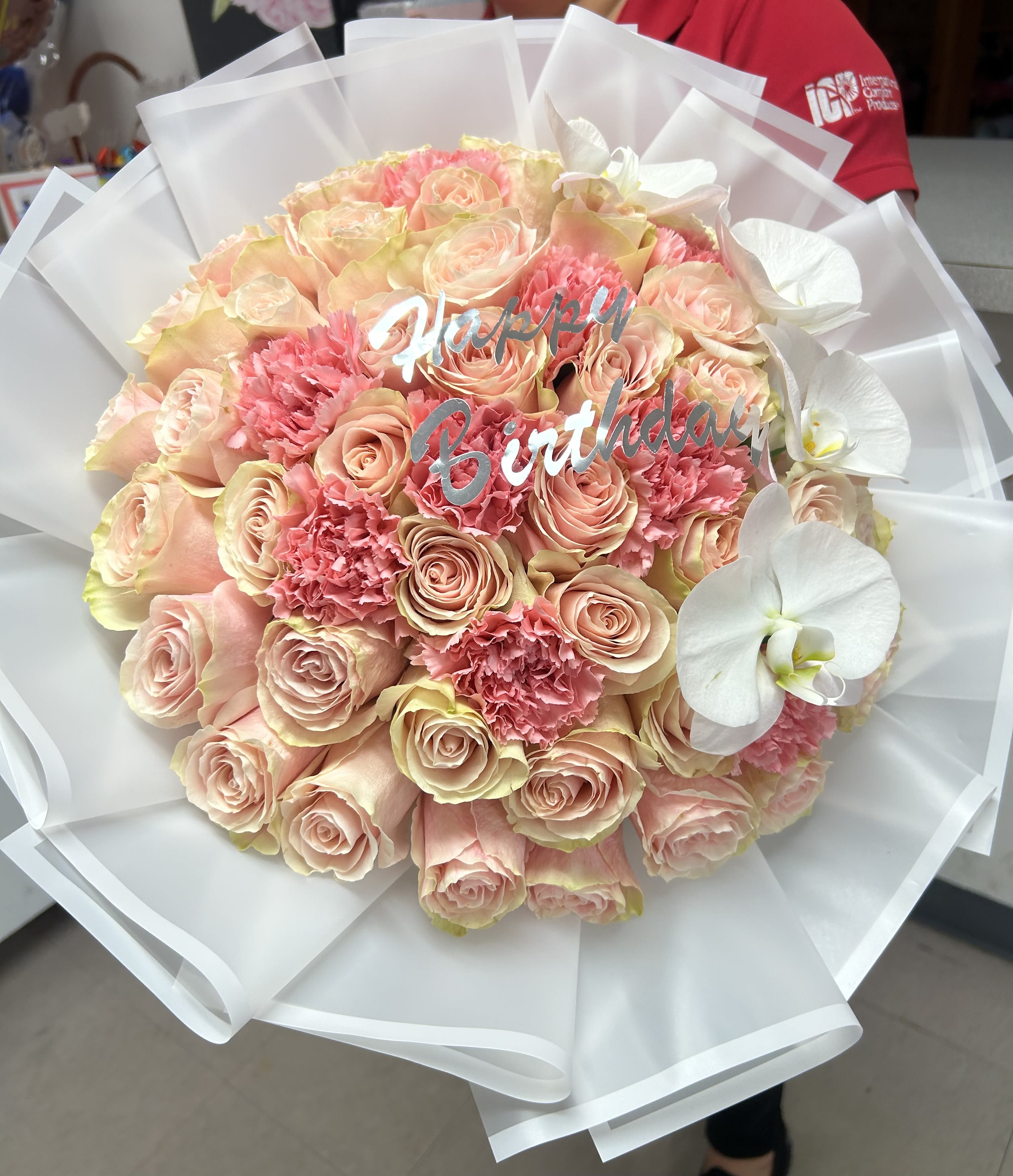 Orchid’s and roses bouquet  - Elegant bouquet with 50 pink roses and carnations, combined with beautiful and delicate orchids in white Color!  Hermoso Ramo  con 50 rosas en color rosado, claveles y unas hermosas y delicadas orquídeas para  darle ese toque de elegancia  a este lindo detalle 