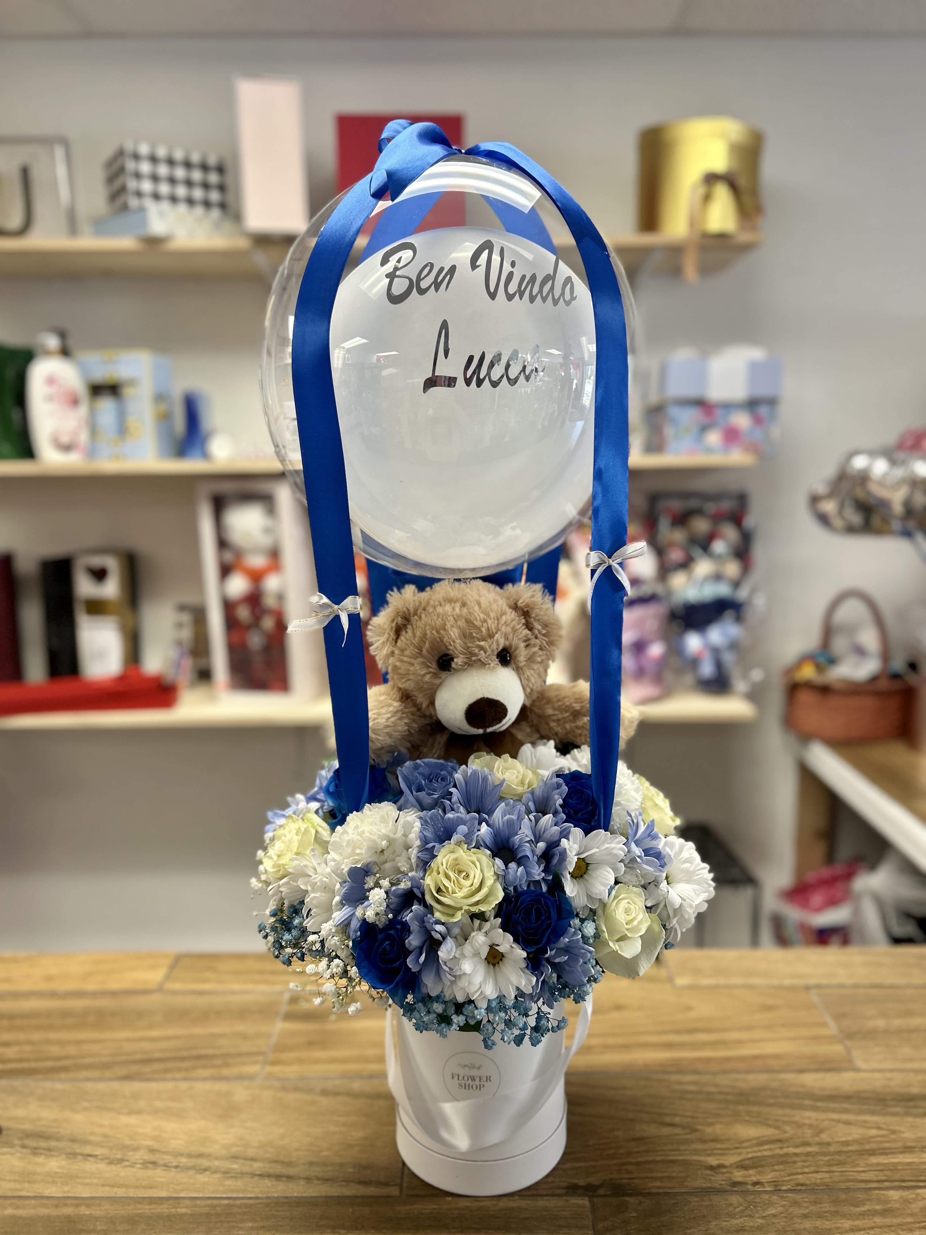 Welcome baby boy!  - Welcome baby boy!! Beautiful floral arrangement in blue, light blue and white colors!! Accompanied by a cute teddy bear and personalized balloon!  Hermoso arreglo floral para dar la bienvenida al príncipe de la casa! Acompañado un oso de peluche y globo personalizado 