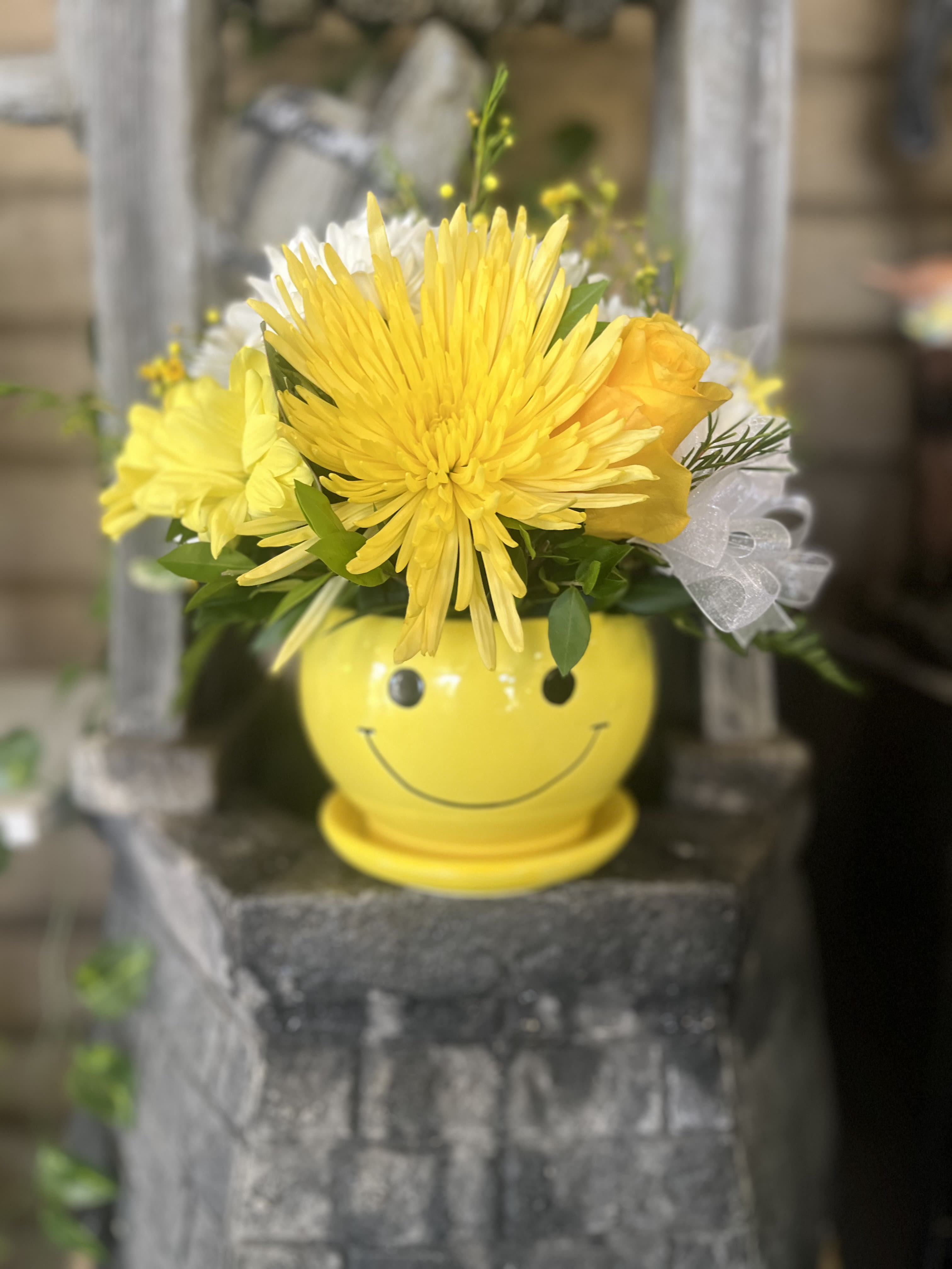 Happy Face  - Fresh yellow and white flowers 