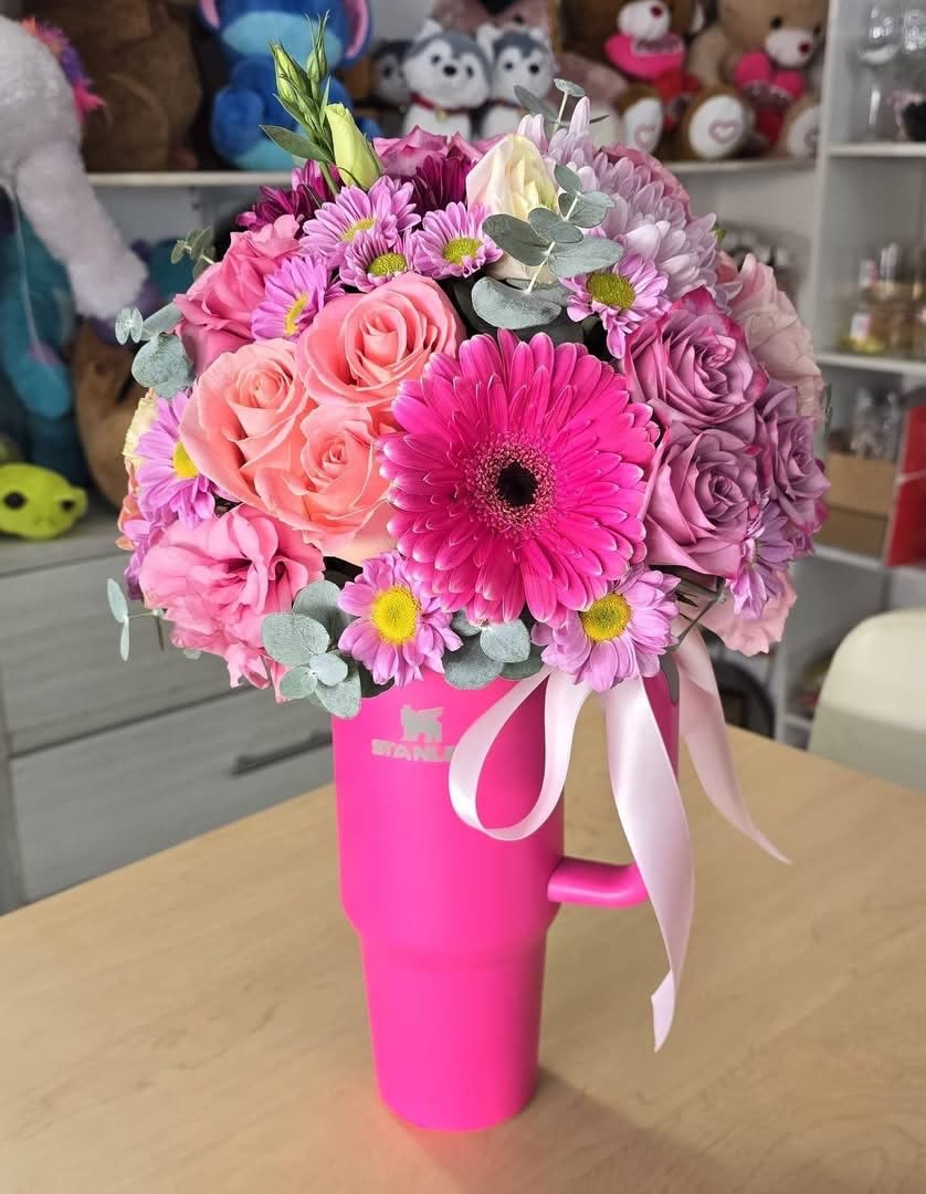 Flower arrangement in stainless steel vase. Flower arrangement in stainless steel vase. - This beautiful flower arrangement in stainless steel vase, flirty and sweet, ideal for all occasions, available in all colors, red, pink, white, black and purple, also available in bright. Available every day.
