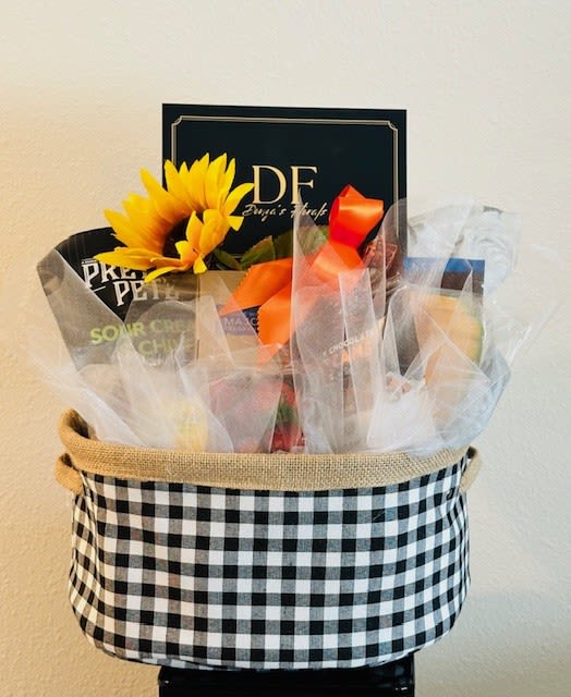 Snackful Gift Basket by Donya's Florals Snackful Gift Basket by Donya's Florals - Snackful Gift Basket is filled with both sweet and savory snacks and large enough to enjoy and share with others. Pretzels, Chocolate, Cookies, Nuts to satisfy all appetites. Most importantly, the recipient(s) knows they're appreciated!