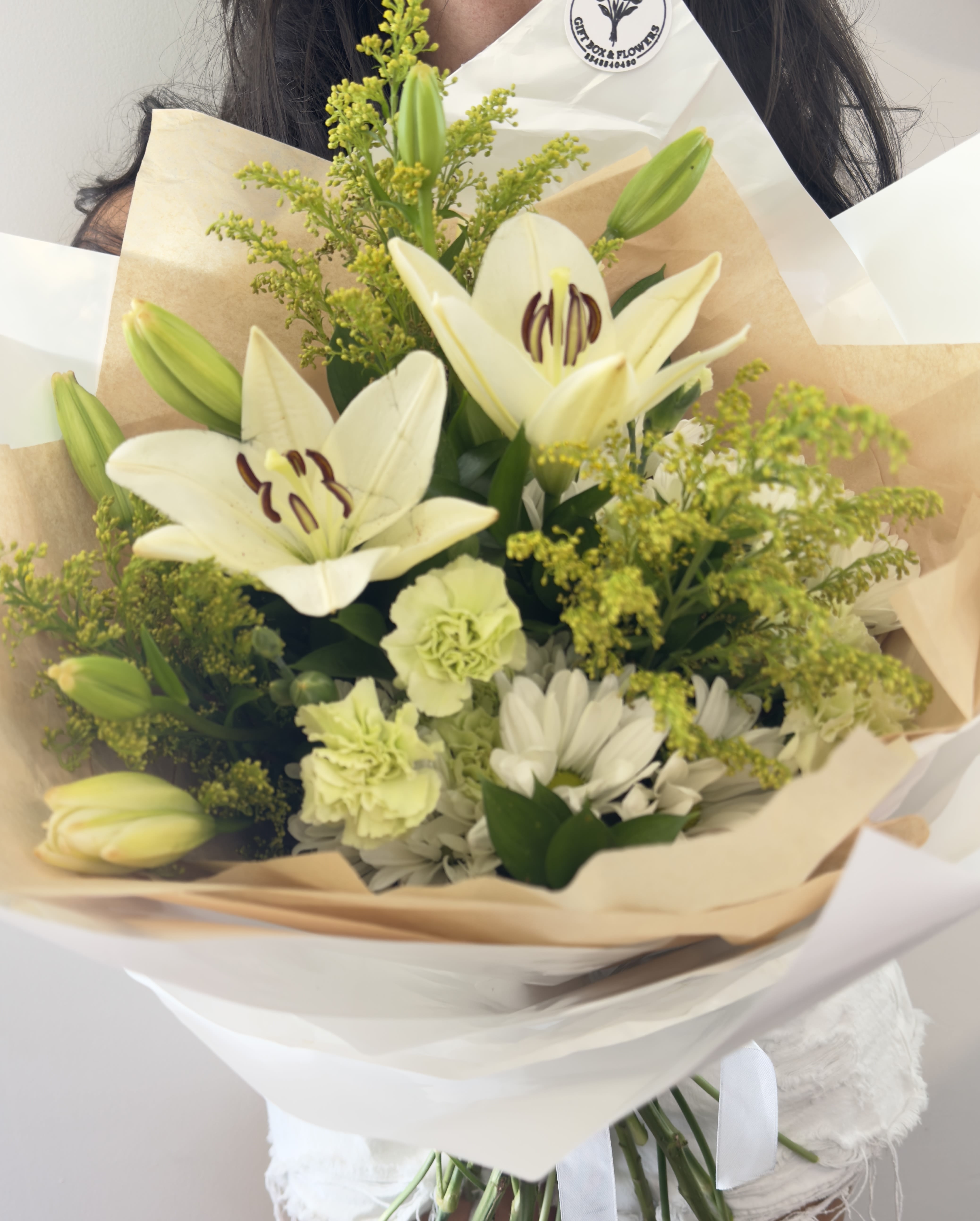 Nature's pearl - A special white bouquet of flowers, suitable for special occasions of love. hand-tied if your loved one is celebrating a birthday,anniversary,graduation or any other celebration, this is the perfect bouquet for them.  Arrangement includes -Fresh flowers -Wrapping papers (you can change the color of your choice) -Greeting card