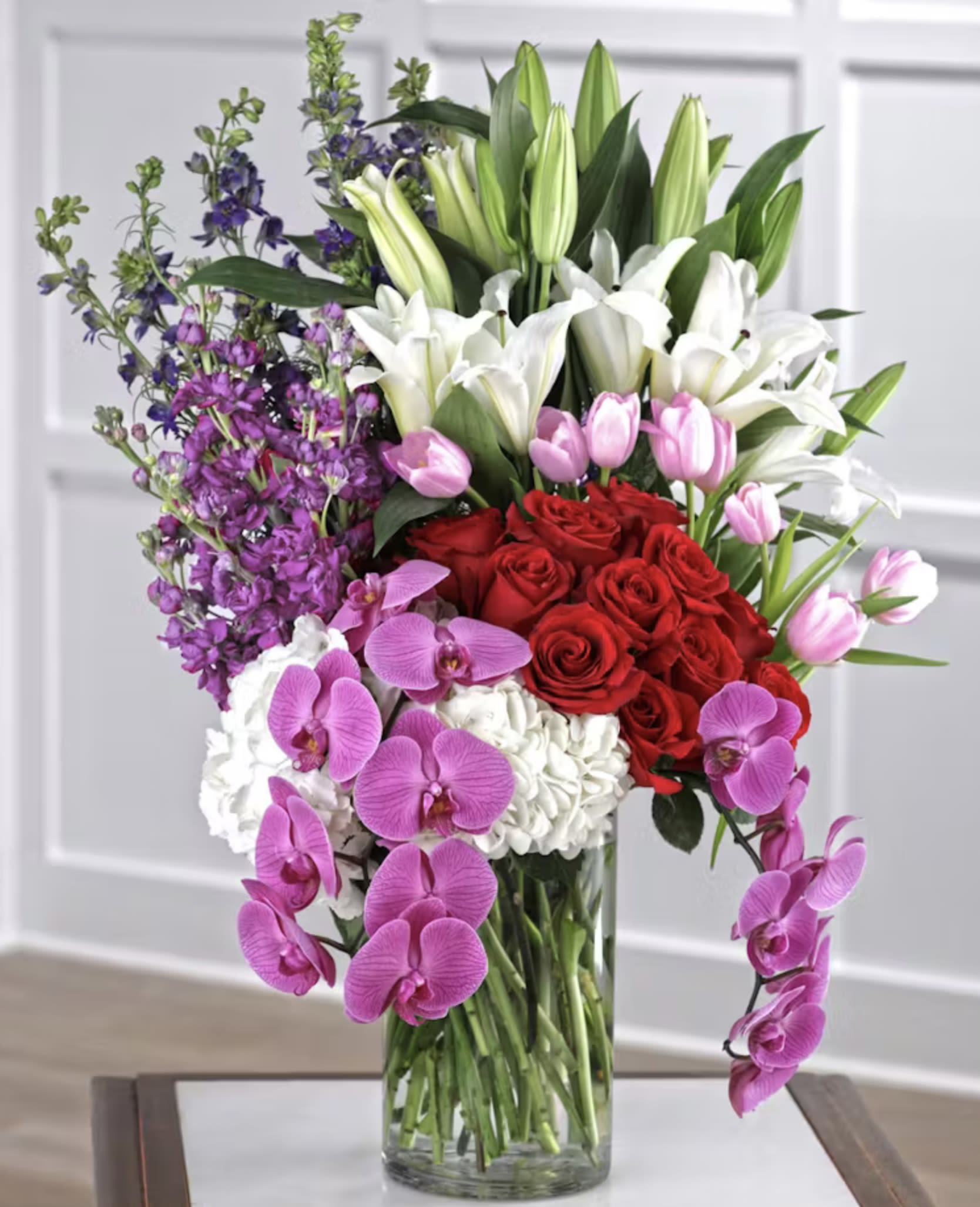 Luxury big vase Luxury big vase - Bring beauty and joy to every occasion with our stunning luxury flower arrangements. This vibrant bouquet features: Classic red roses Delicate pink tulips Exotic orchids Fresh lilies Purple larkspur & more Arranged in a stylish glass vase, it’s perfect for birthdays, anniversaries, celebrations, or simply saying “I love you.