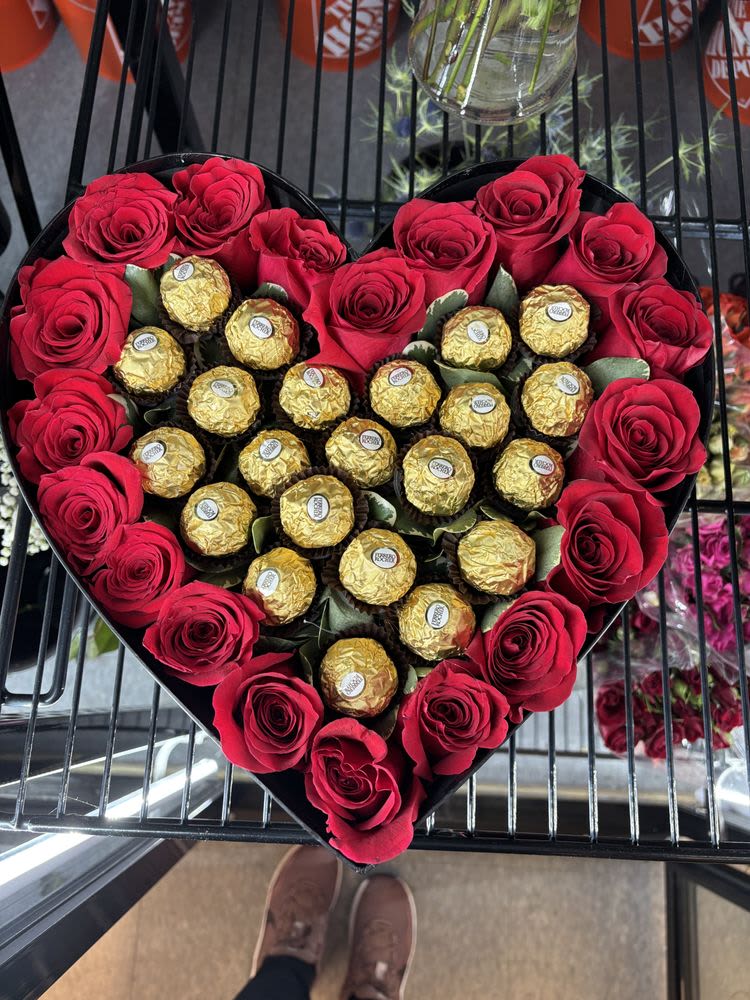 Heart of gold - delicious chocolate surrounded by beautiful roses of your choice.